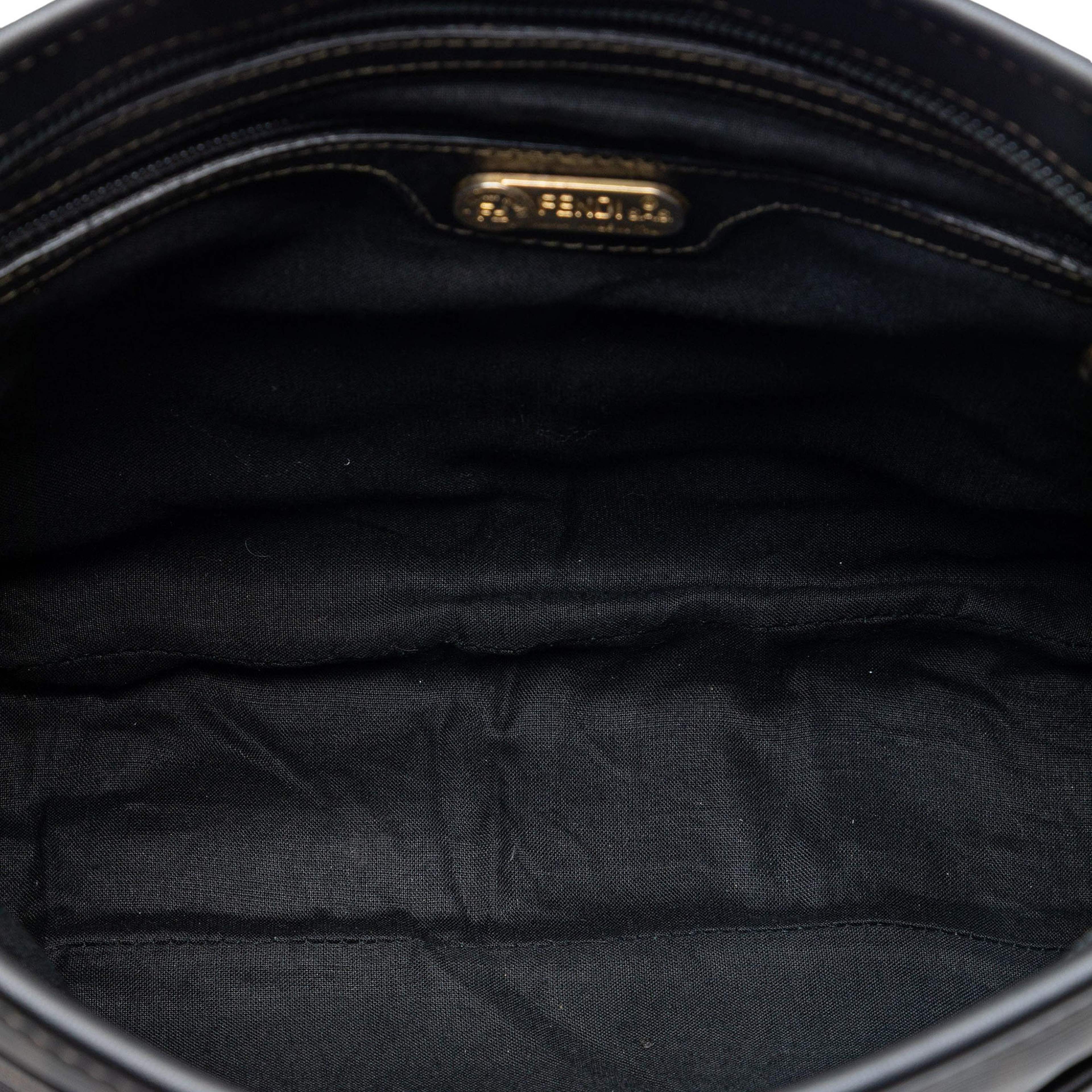 Fendi Zucca Coated Canvas Crossbody, från Luxclusif, i färgen brun. Klicka för att öppna bilden i stort format