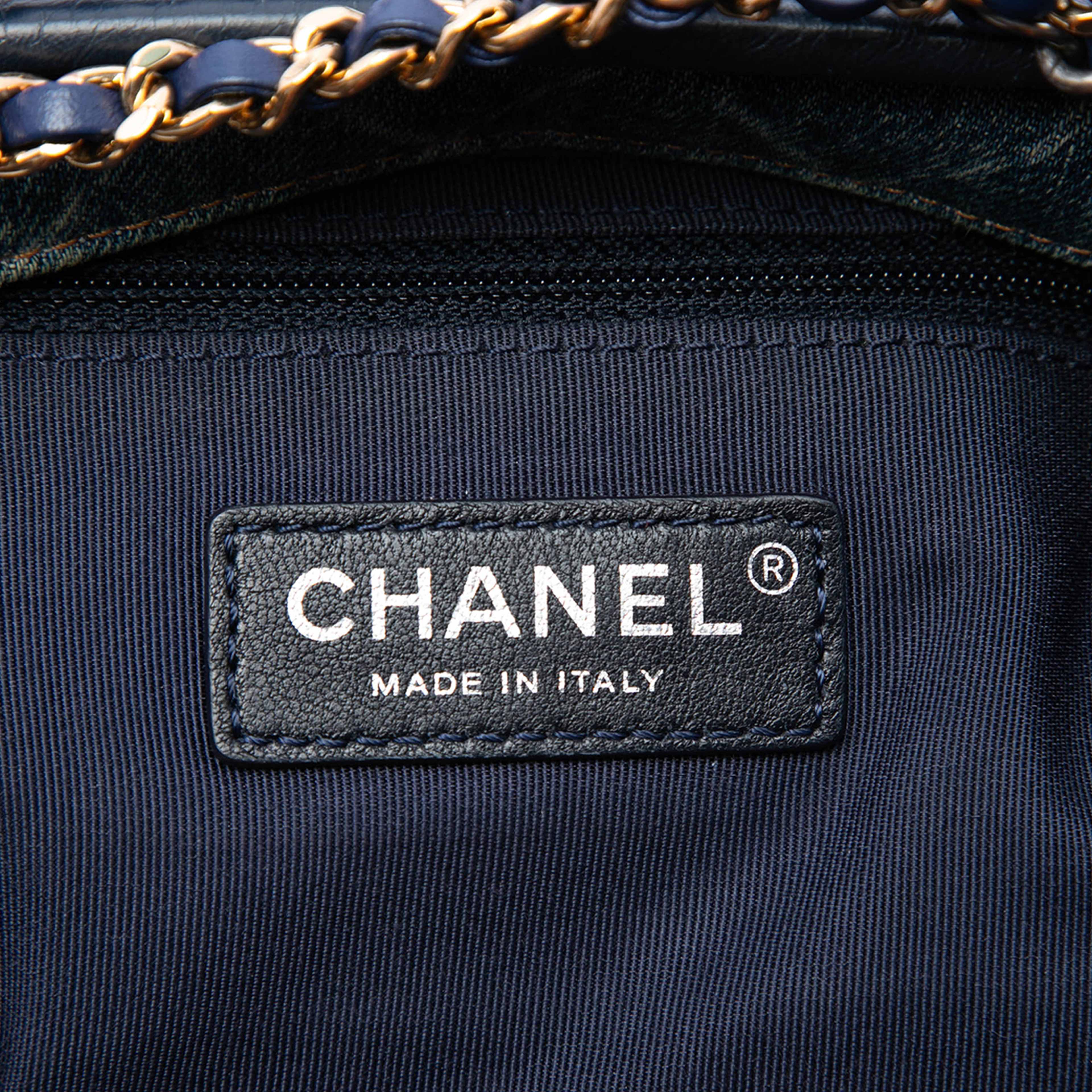Chanel Small Printed Denim And Calfskin Gabrielle Hobo, från Luxclusif, i färgen denim. Klicka för att öppna bilden i stort format