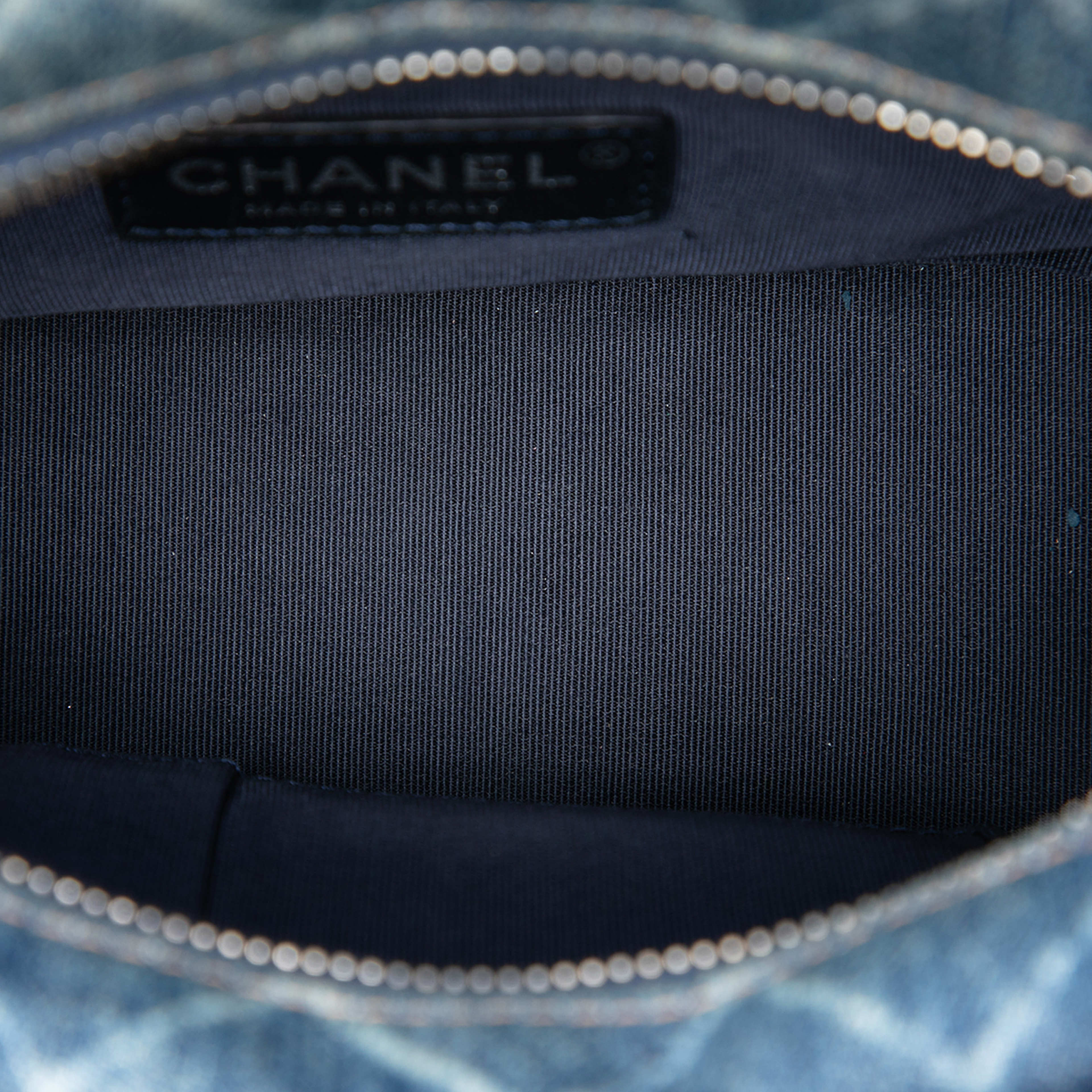 Chanel Small Printed Denim And Calfskin Gabrielle Hobo, från Luxclusif, i färgen denim. Klicka för att öppna bilden i stort format