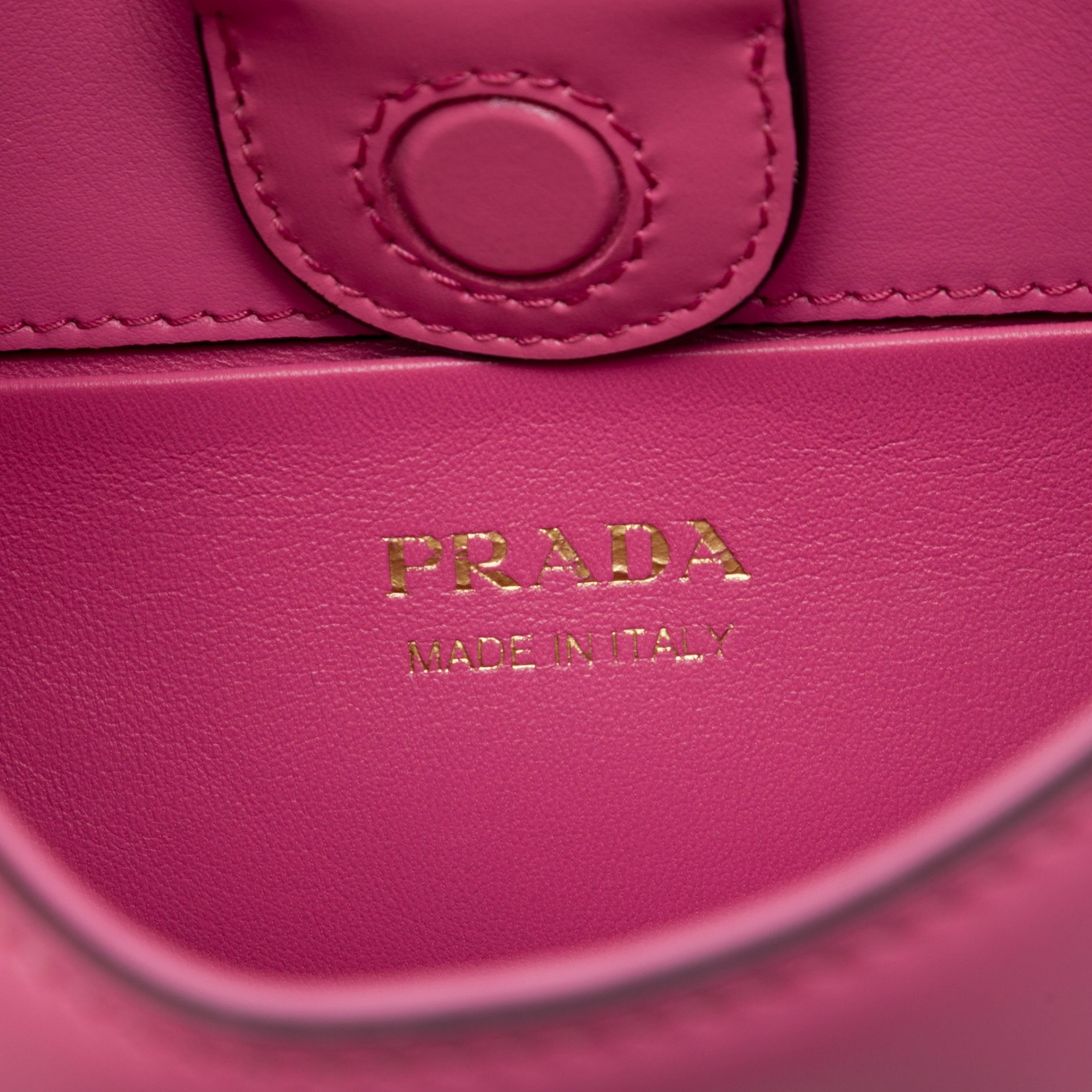 Prada Spazzolato Leather Cleo Shoulder Bag, från Luxclusif, i färgen rosa. Klicka för att öppna bilden i stort format