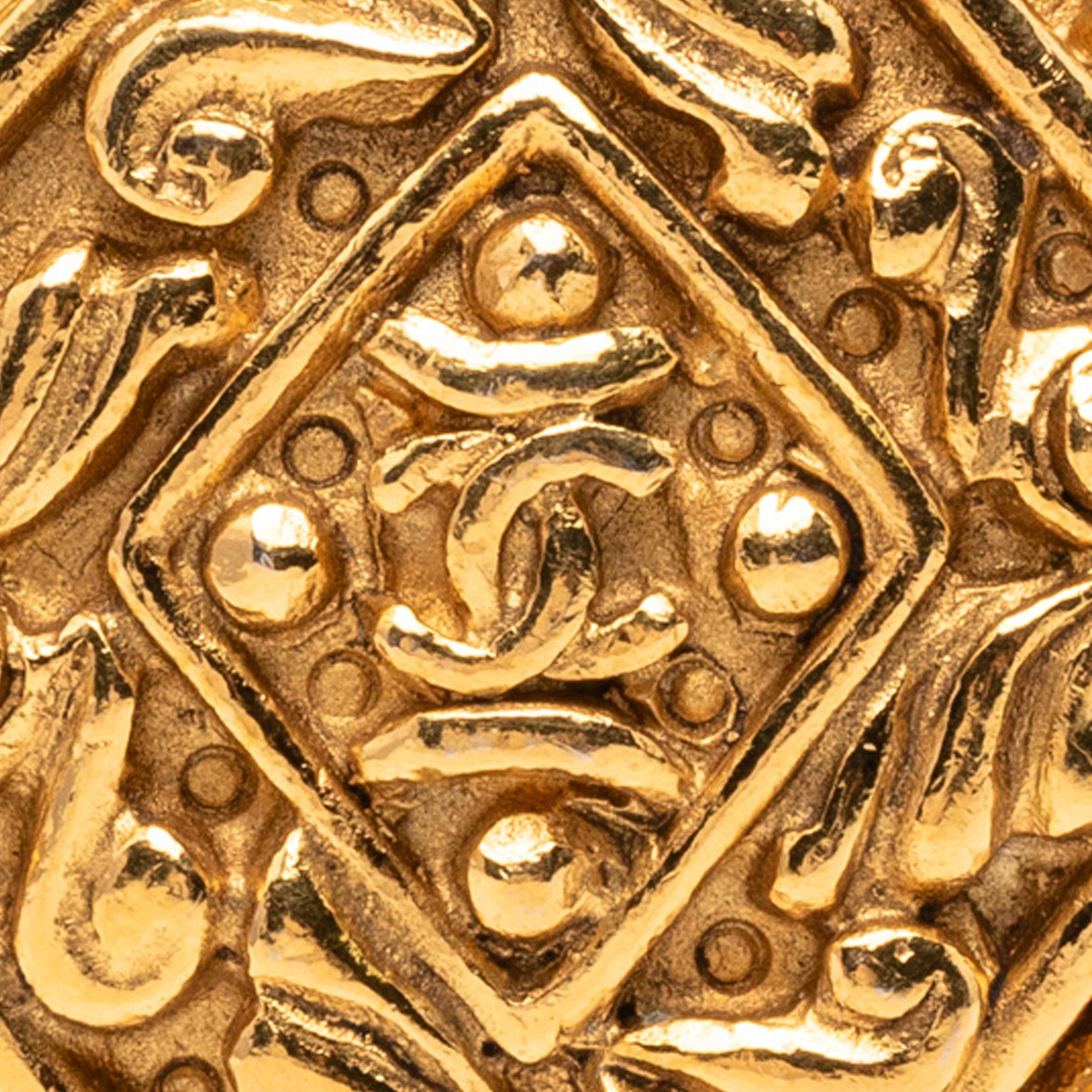 Chanel Cc Gold Plated Diamond Brooch, från Luxclusif, i färgen gold. Klicka för att öppna bilden i stort format