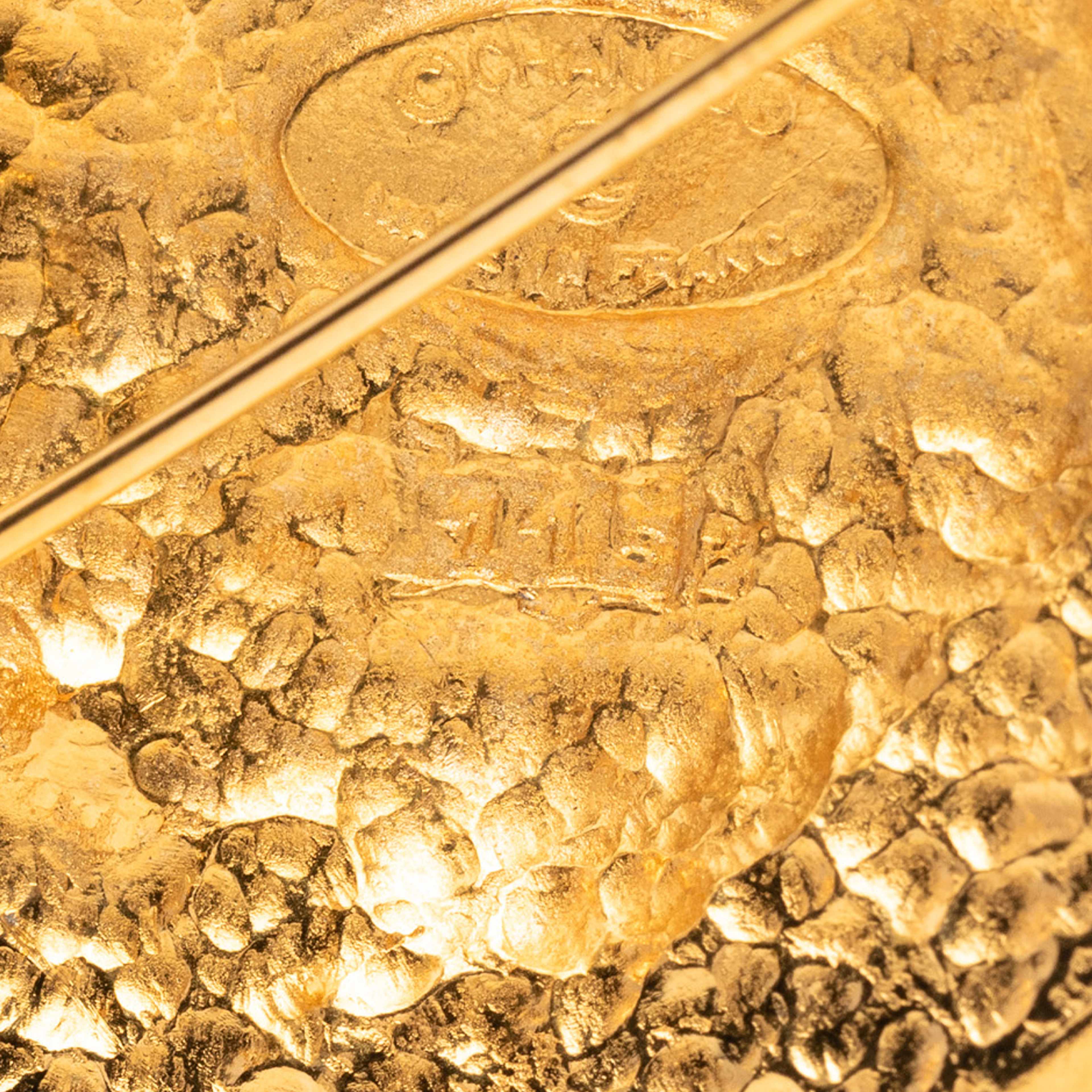 Chanel Cc Gold Plated Diamond Brooch, från Luxclusif, i färgen gold. Klicka för att öppna bilden i stort format