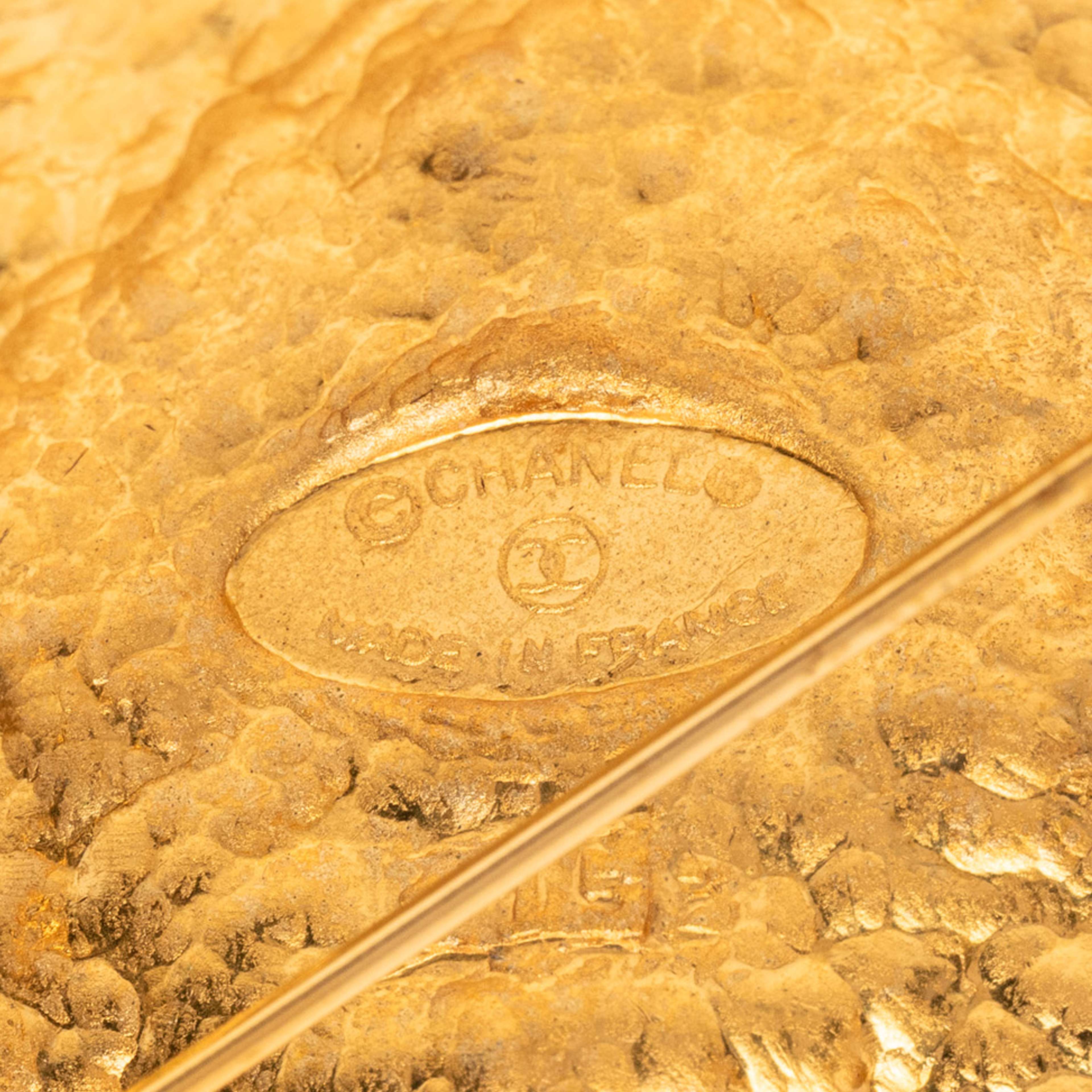 Chanel Cc Gold Plated Diamond Brooch, från Luxclusif, i färgen gold. Klicka för att öppna bilden i stort format