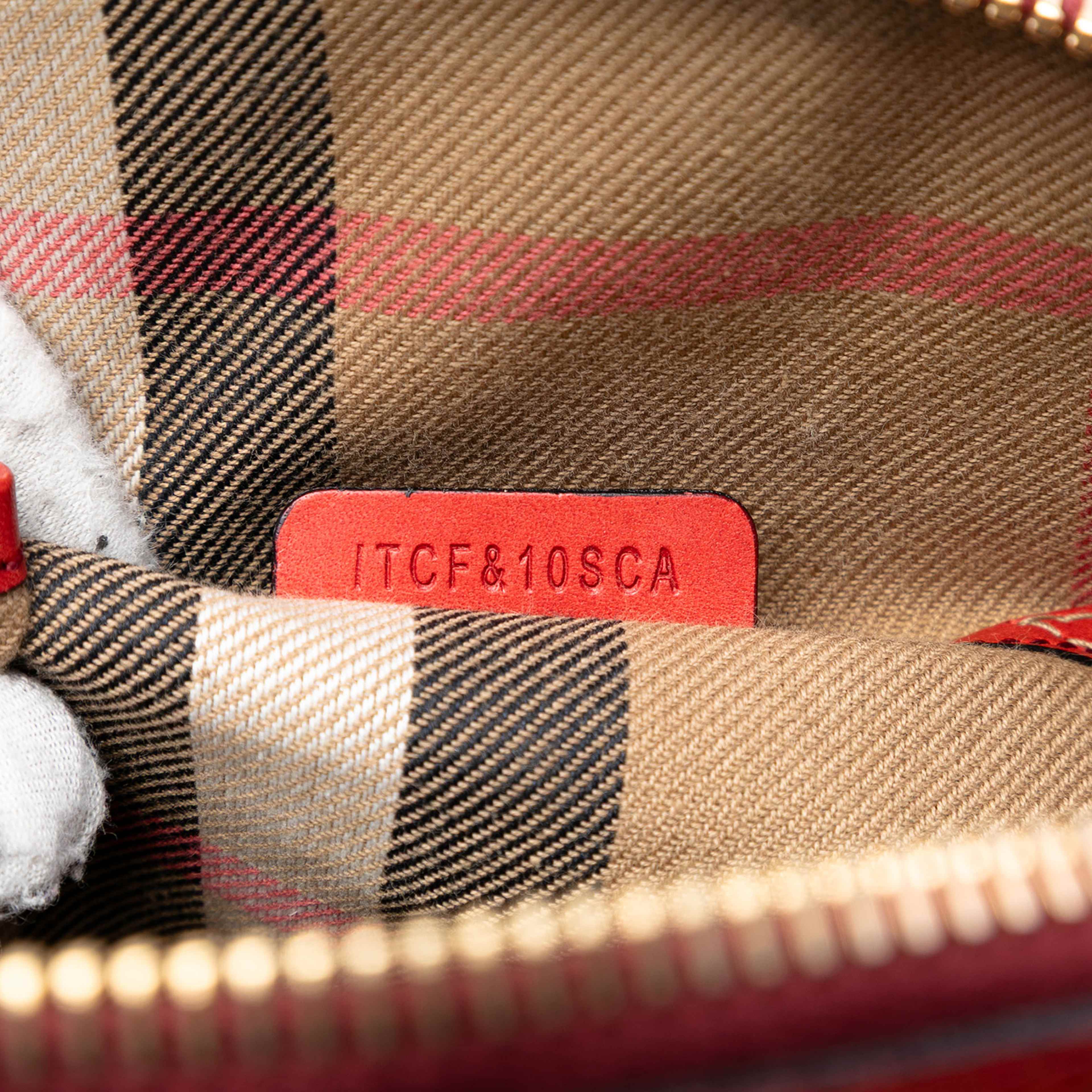 Burberry Small Calfskin Bridle Orchard Satchel, från Luxclusif, i färgen red. Klicka för att öppna bilden i stort format