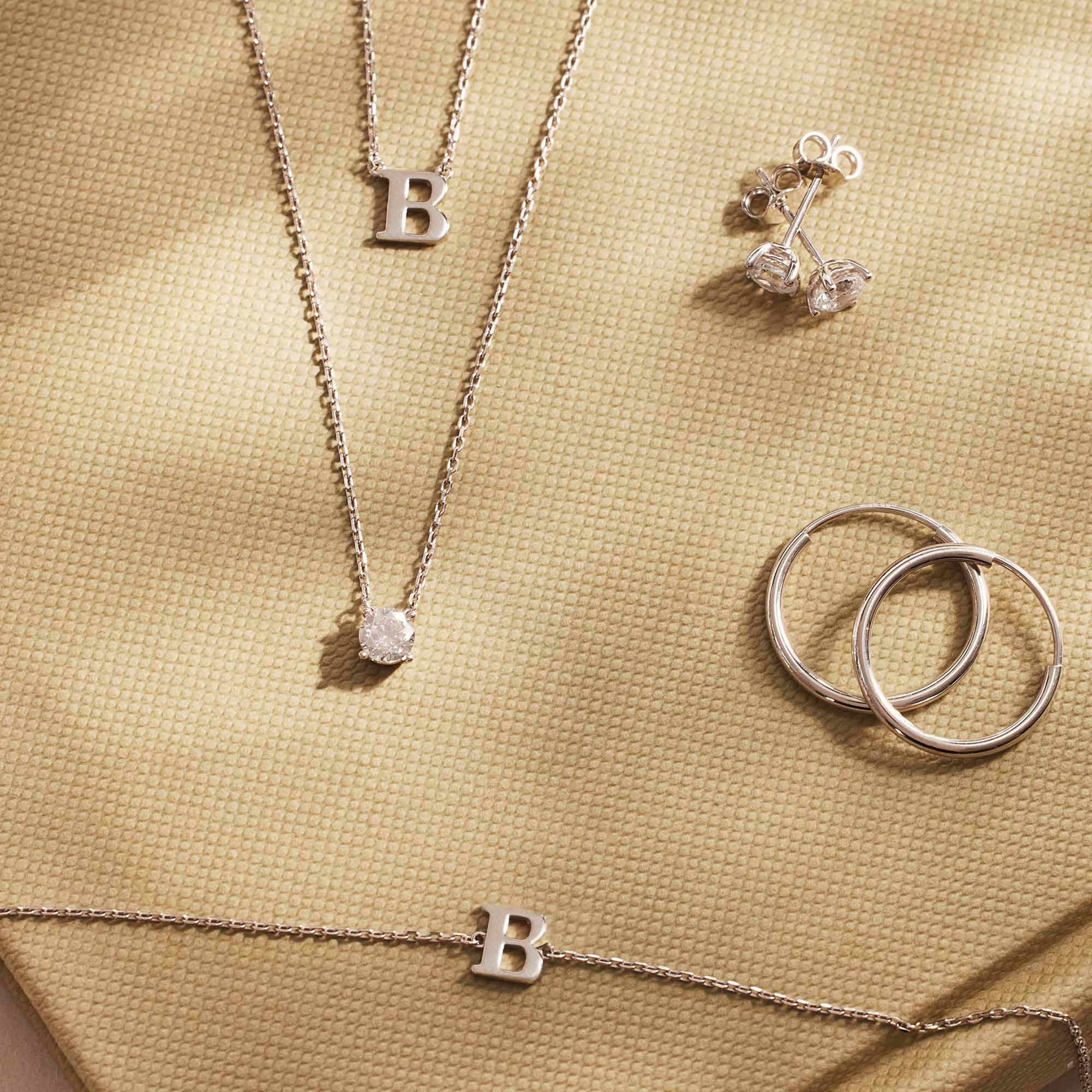 Saint Germain 14 Karat Vitguld Creoler, från Isabel Bernard, i färgen Vitt Guld. Klicka för att öppna bilden i stort format