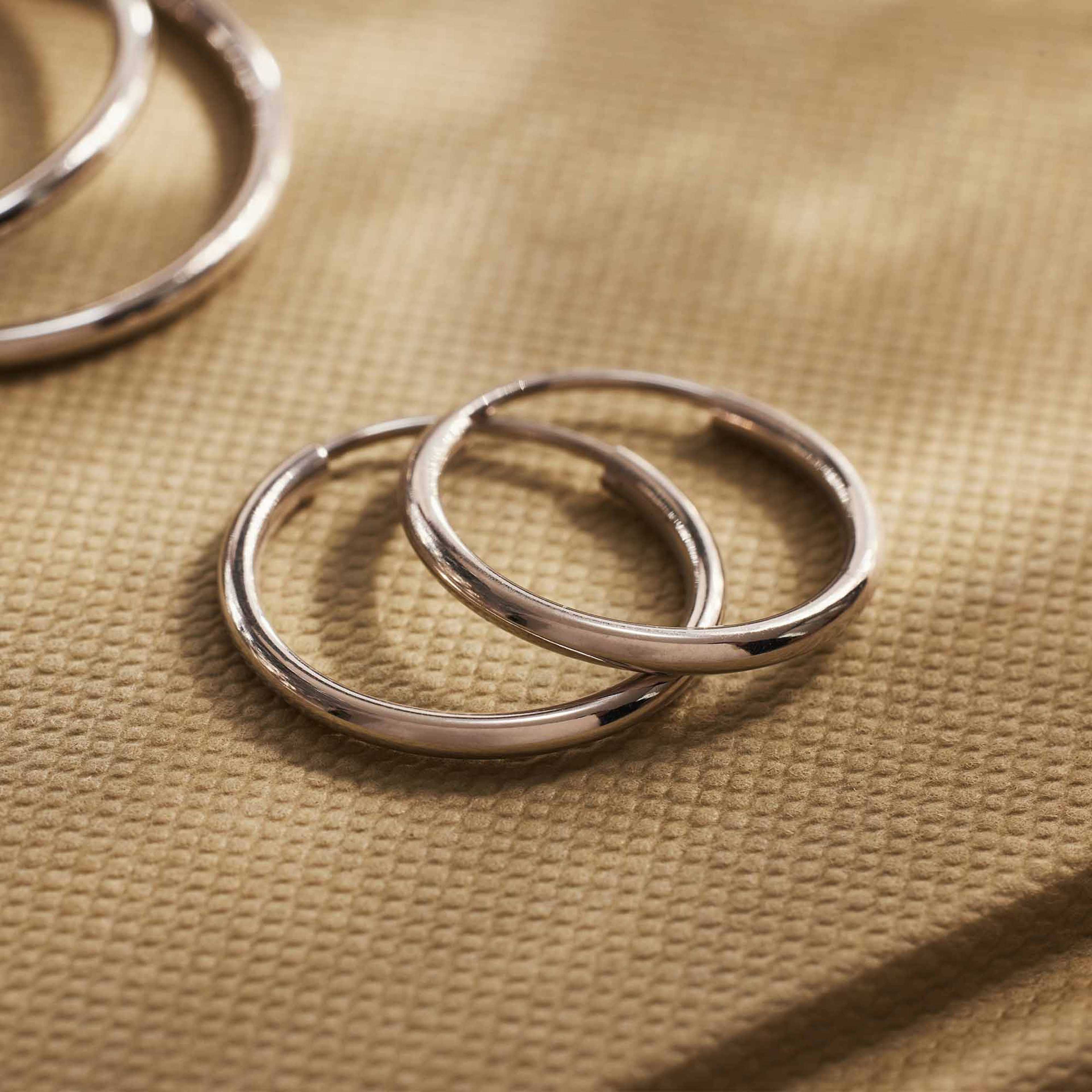 Saint Germain 14 Karat Vitguld Creoler, från Isabel Bernard, i färgen Vitt Guld. Klicka för att öppna bilden i stort format