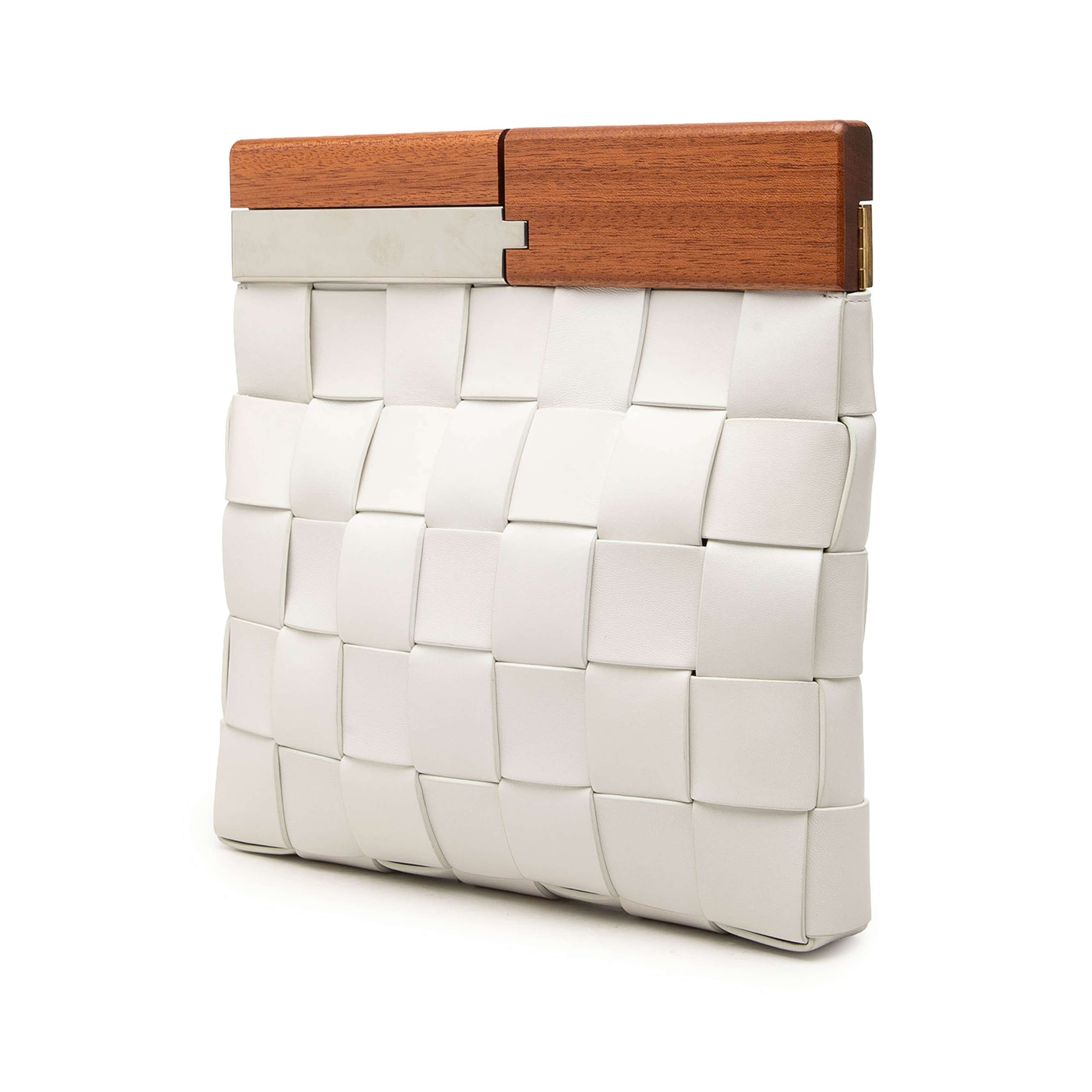 Bottega Veneta Lambskin Maxi Intrecciato The Snap Clutch, från Luxclusif, i färgen vit. Klicka för att öppna bilden i stort format