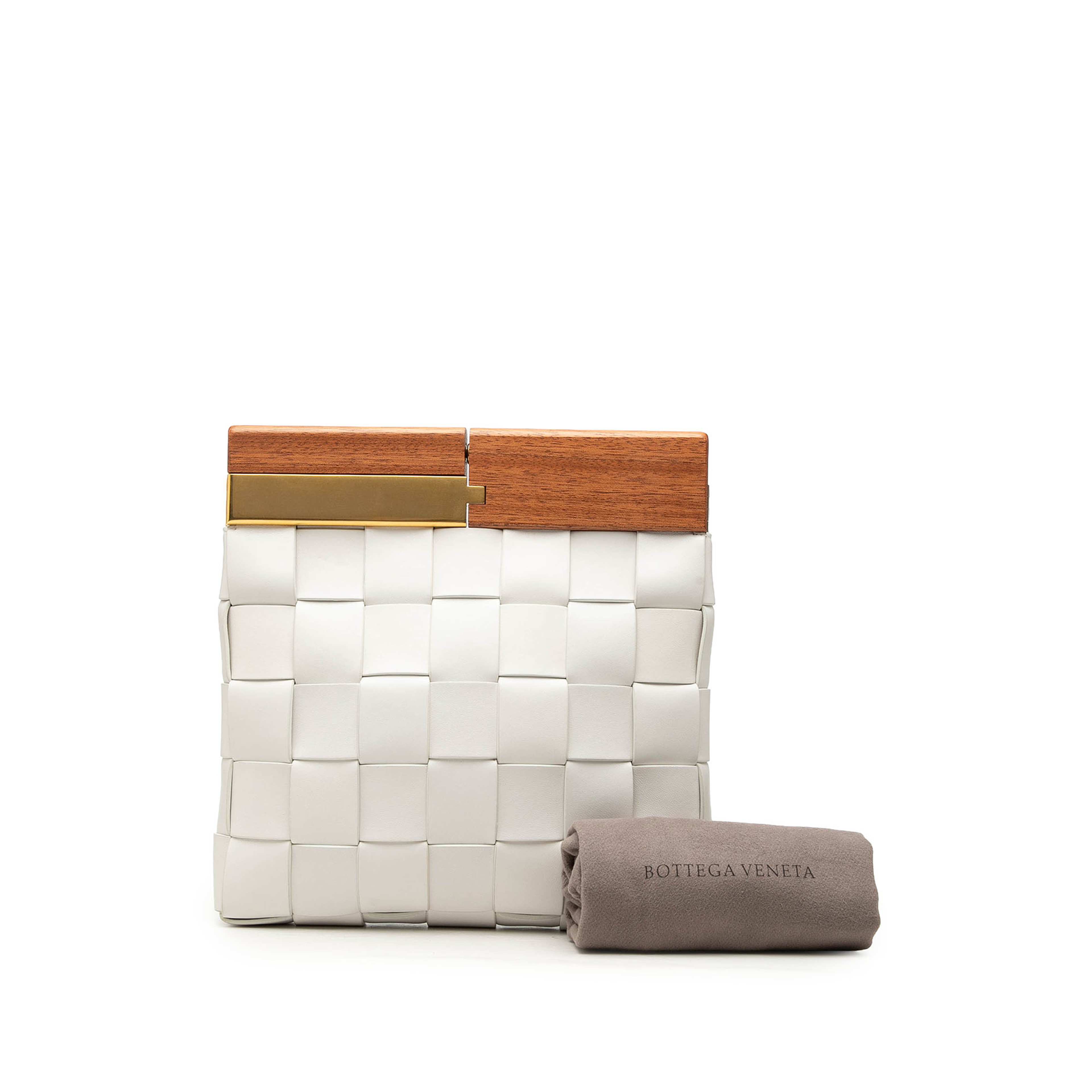 Bottega Veneta Lambskin Maxi Intrecciato The Snap Clutch, från Luxclusif, i färgen vit. Klicka för att öppna bilden i stort format