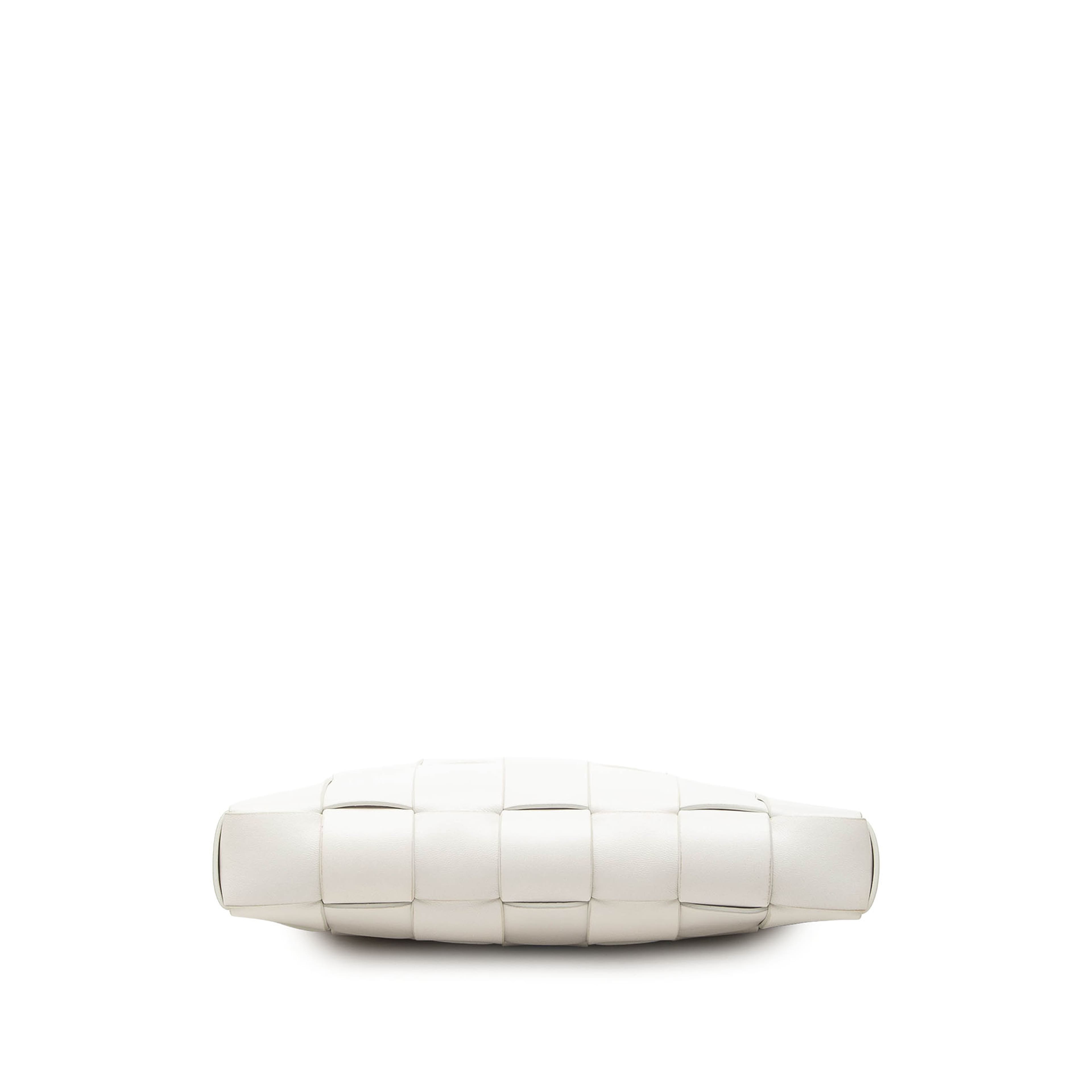 Bottega Veneta Lambskin Maxi Intrecciato The Snap Clutch, från Luxclusif, i färgen vit. Klicka för att öppna bilden i stort format