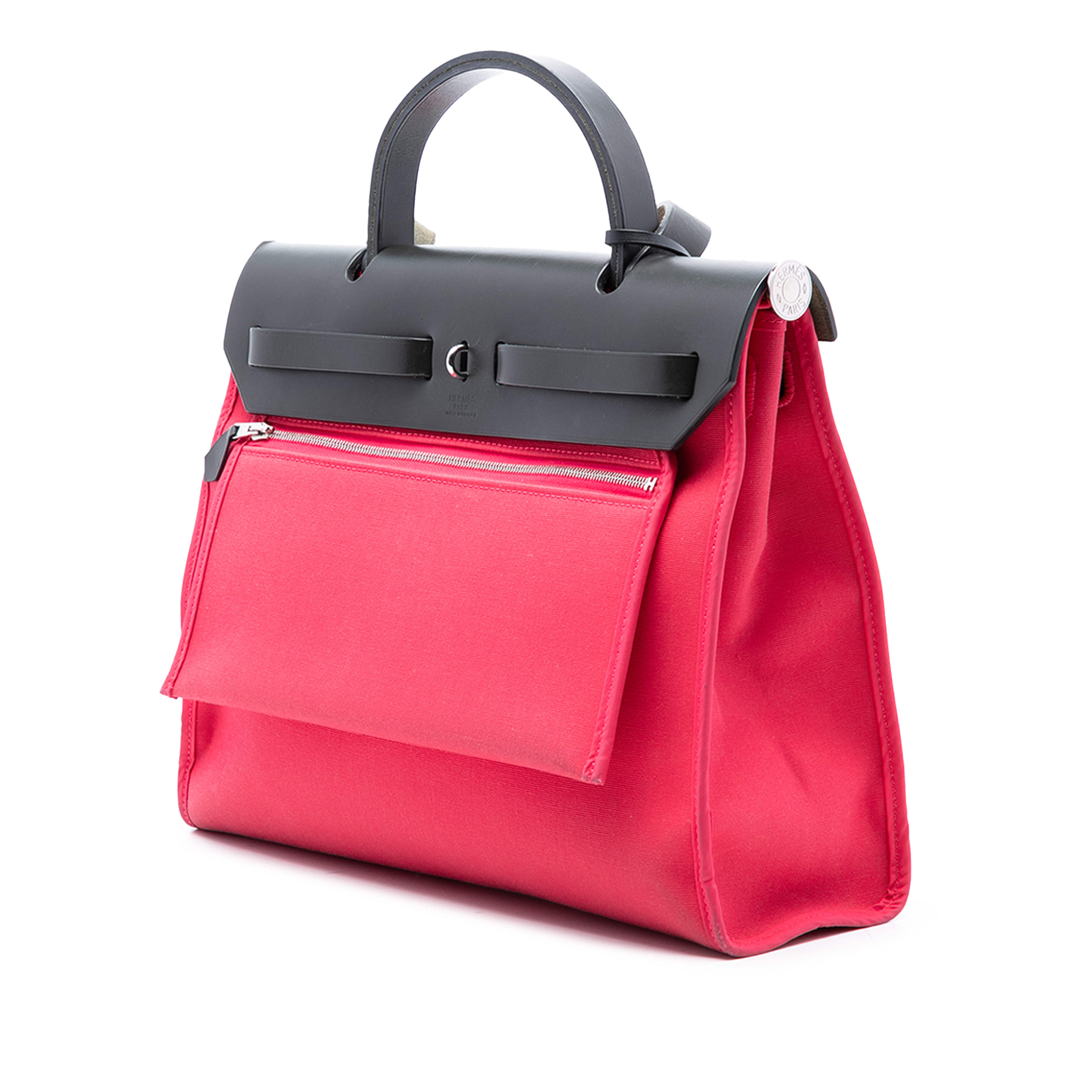 Hermès Toile Herbag Zip 31, från Luxclusif, i färgen dark pink. Klicka för att öppna bilden i stort format