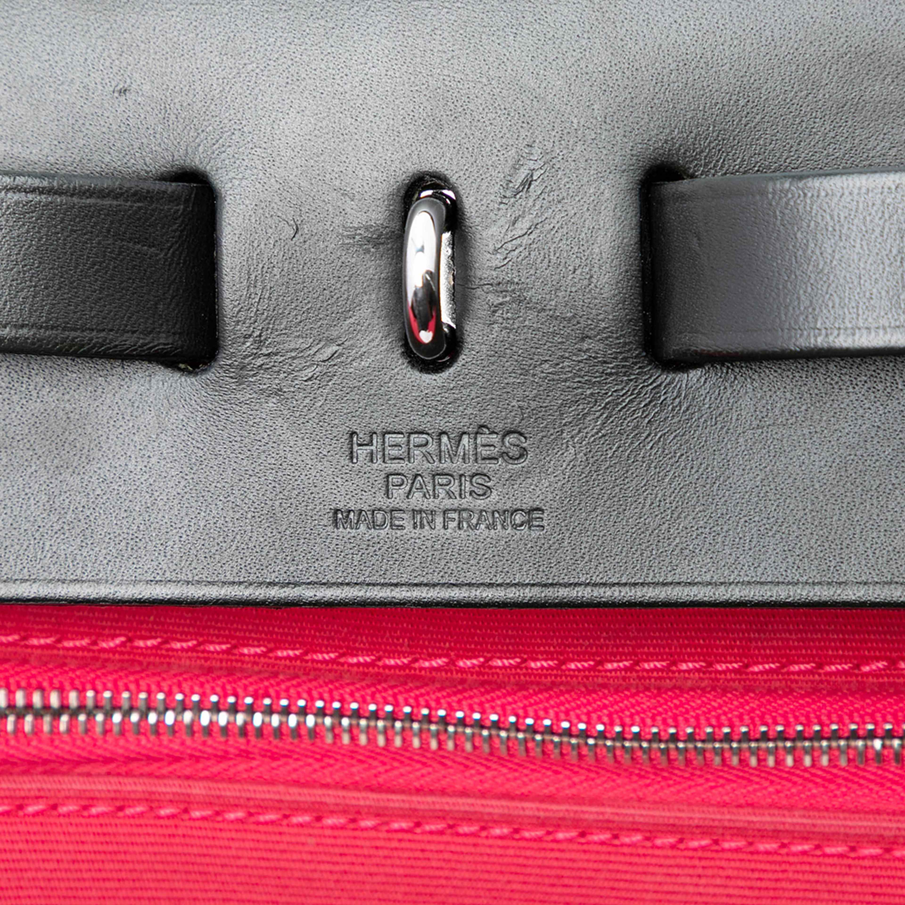 Hermès Toile Herbag Zip 31, från Luxclusif, i färgen dark pink. Klicka för att öppna bilden i stort format