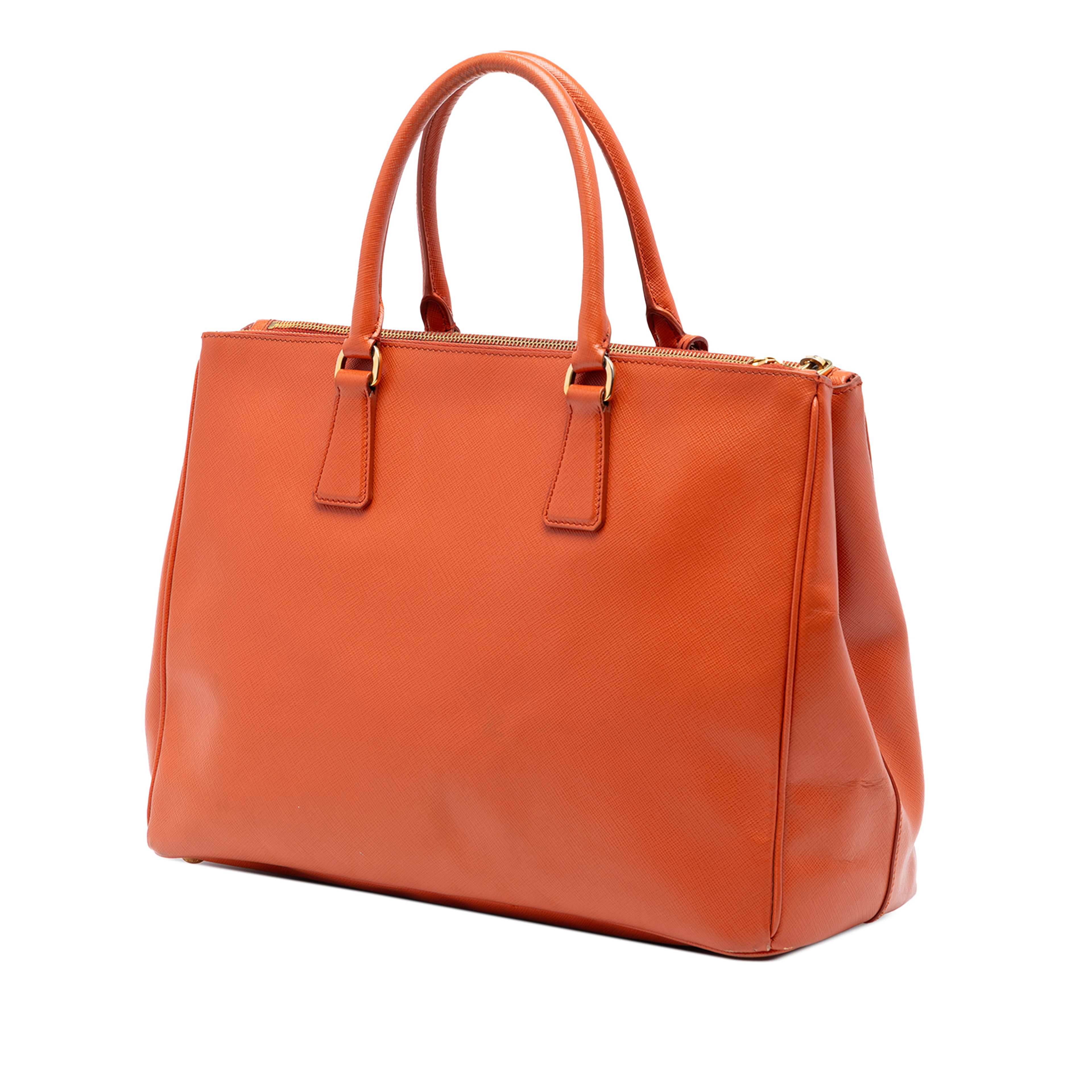 Prada Medium Saffiano Lux Galleria Double Zip Satchel, från Luxclusif, i färgen orange. Klicka för att öppna bilden i stort format