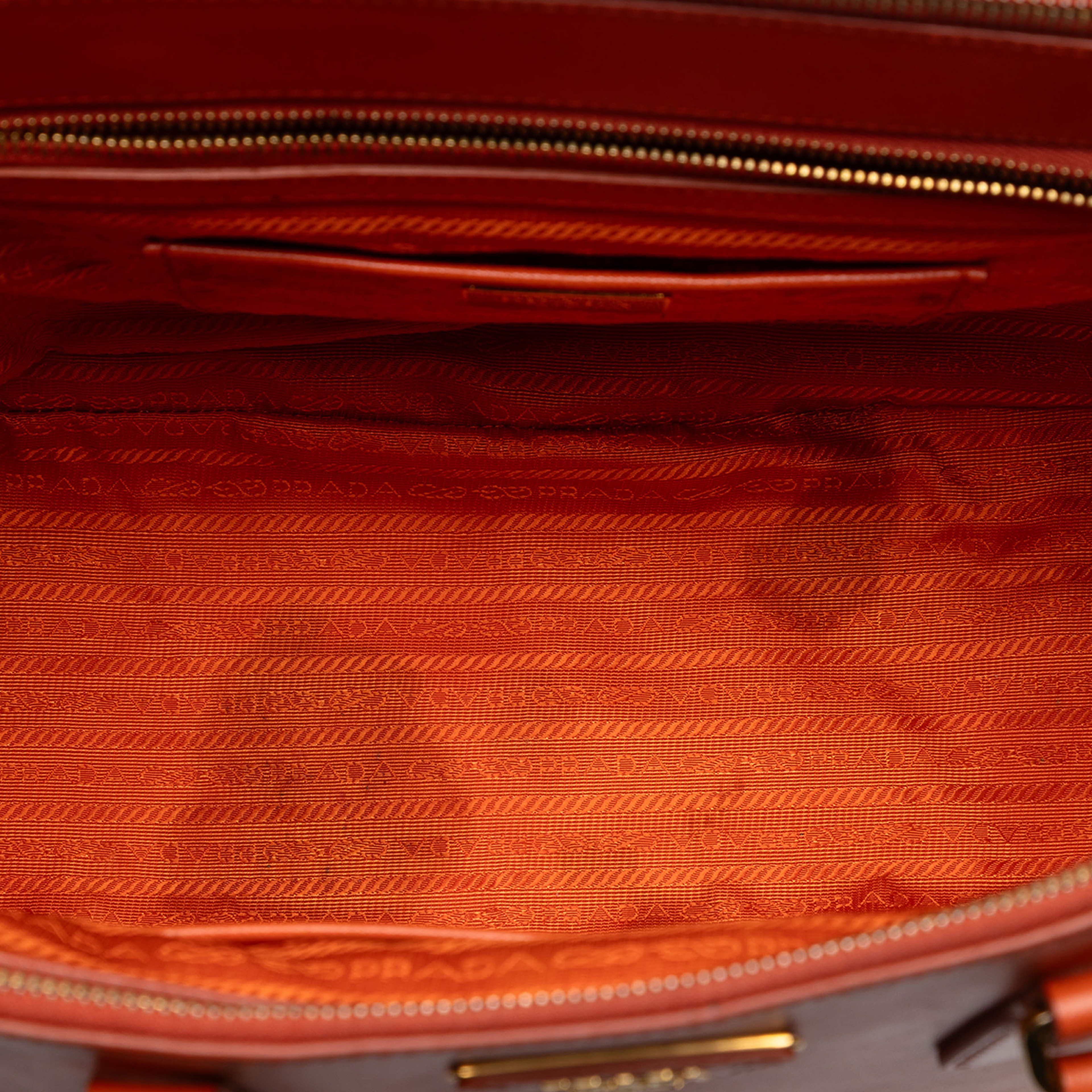 Prada Medium Saffiano Lux Galleria Double Zip Satchel, från Luxclusif, i färgen orange. Klicka för att öppna bilden i stort format