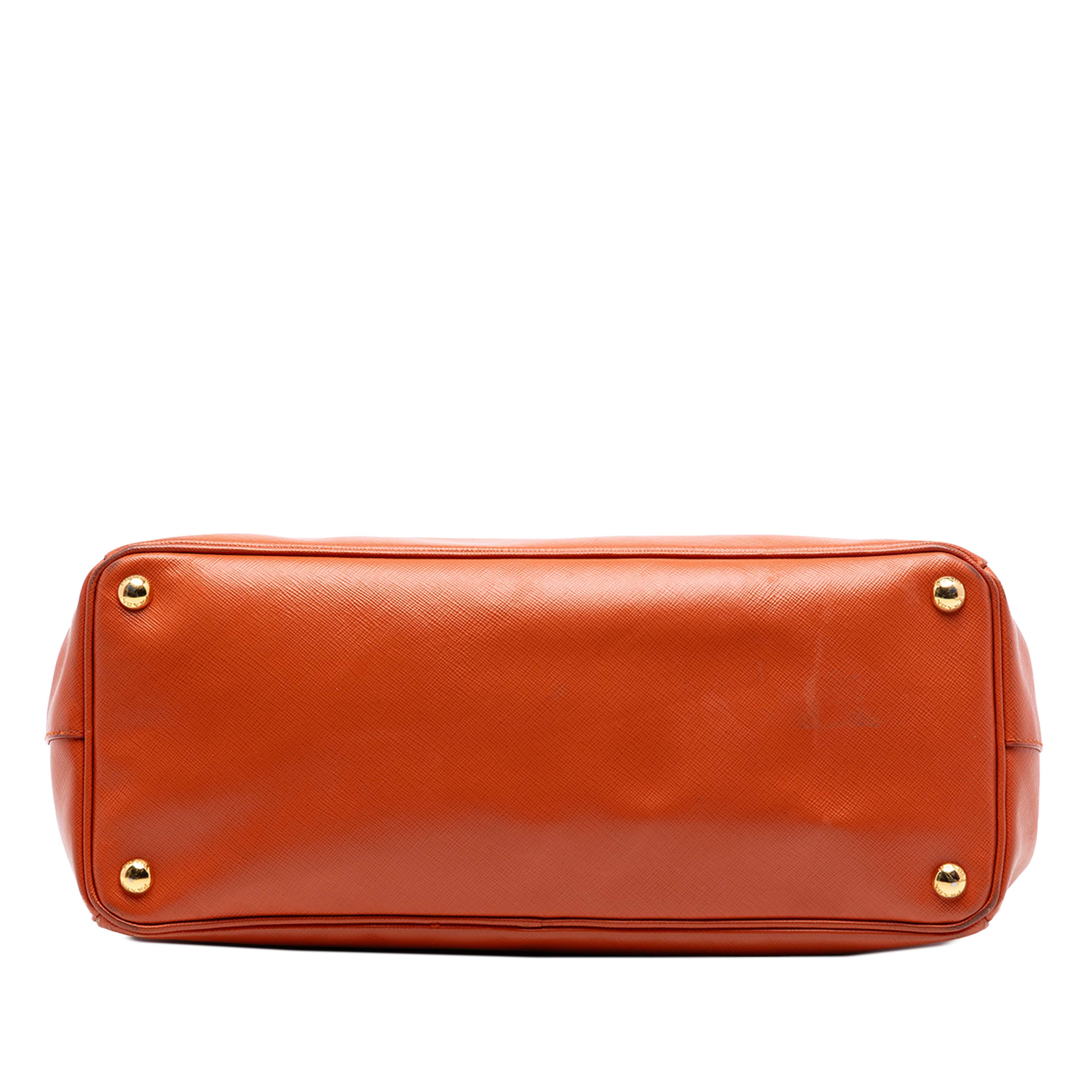 Prada Medium Saffiano Lux Galleria Double Zip Satchel, från Luxclusif, i färgen orange. Klicka för att öppna bilden i stort format