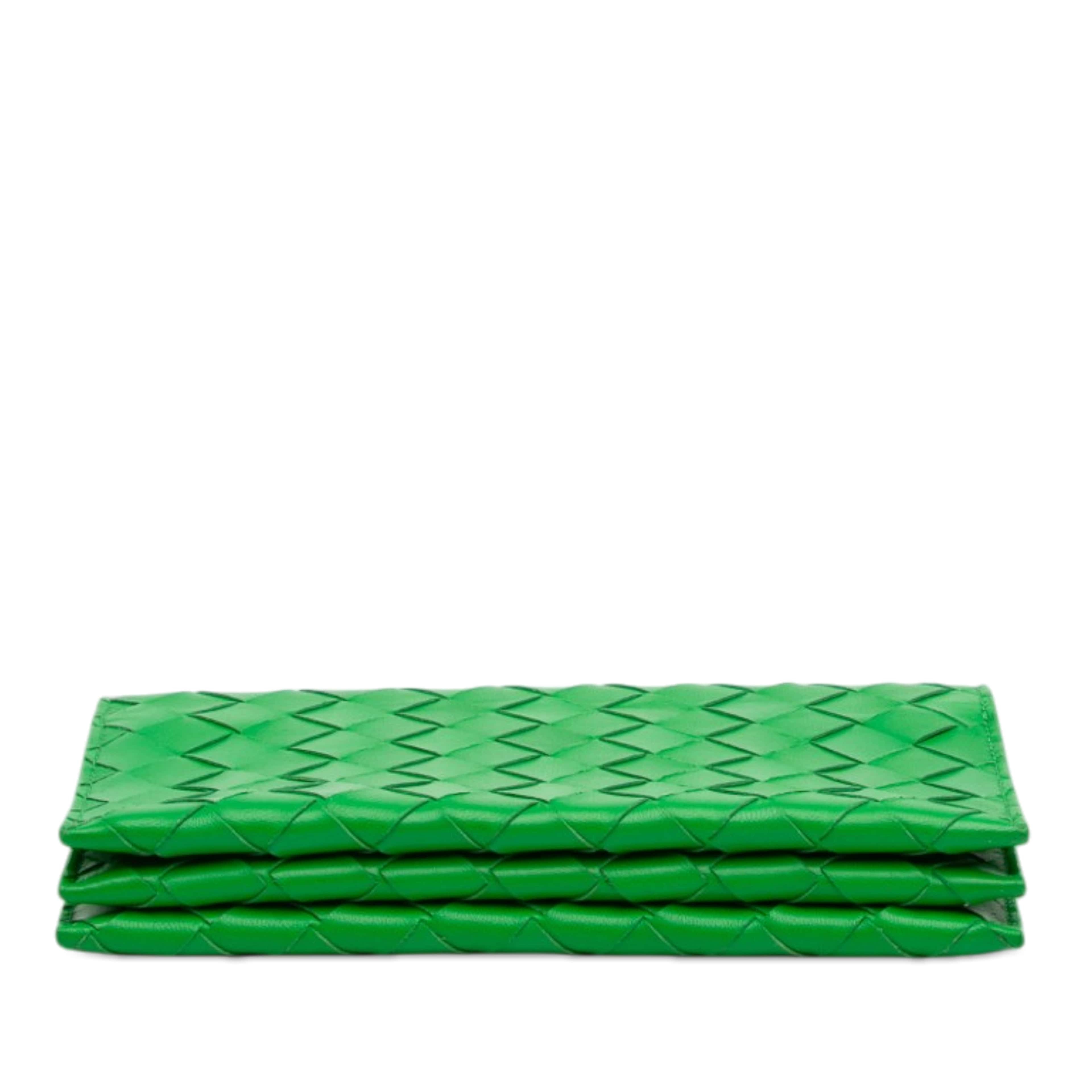 Bottega Veneta Nappa Intrecciato Wallet On Strap, från Luxclusif, i färgen green. Klicka för att öppna bilden i stort format