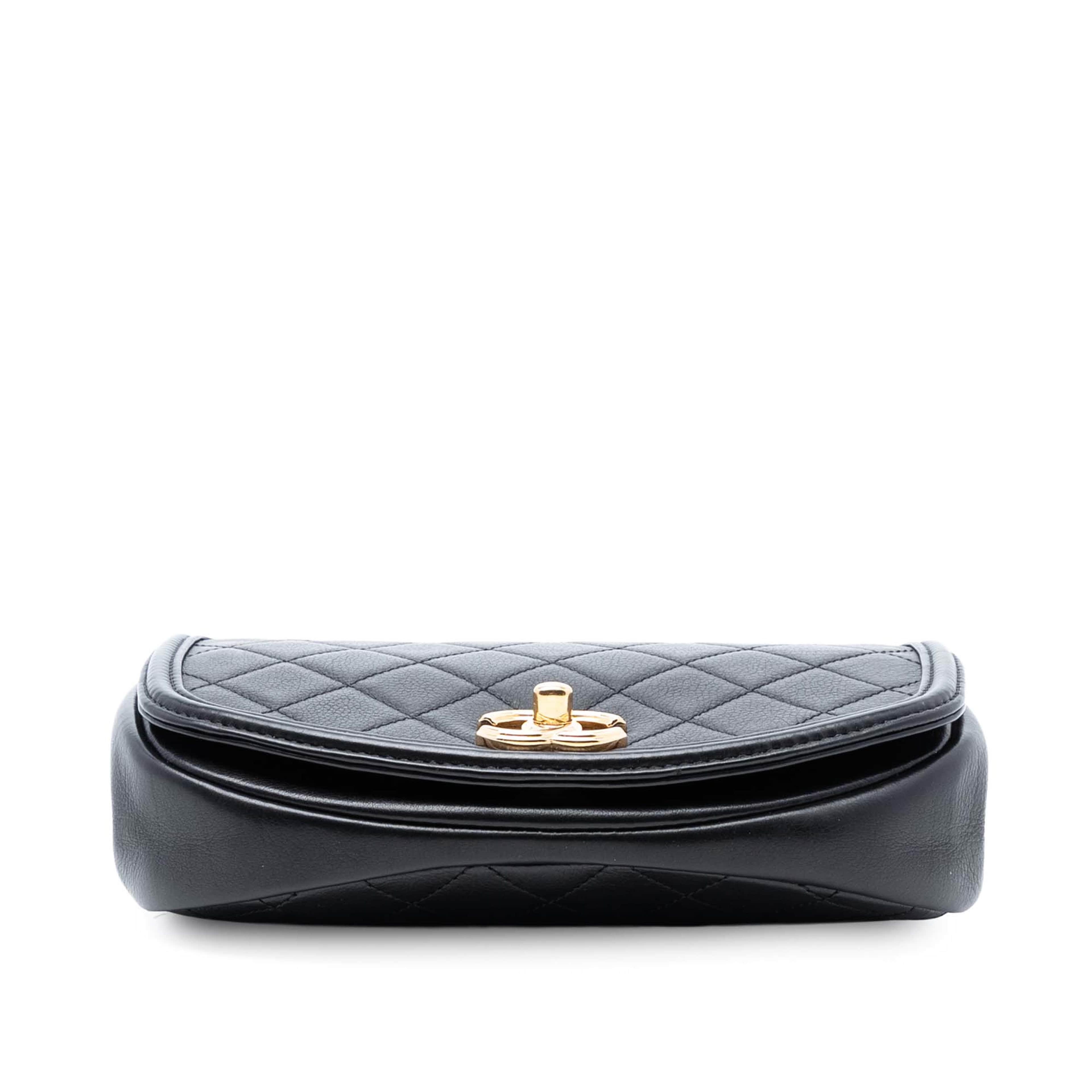 Chanel Small Quilted Calfskin Underline Flap, från Luxclusif, i färgen black. Klicka för att öppna bilden i stort format