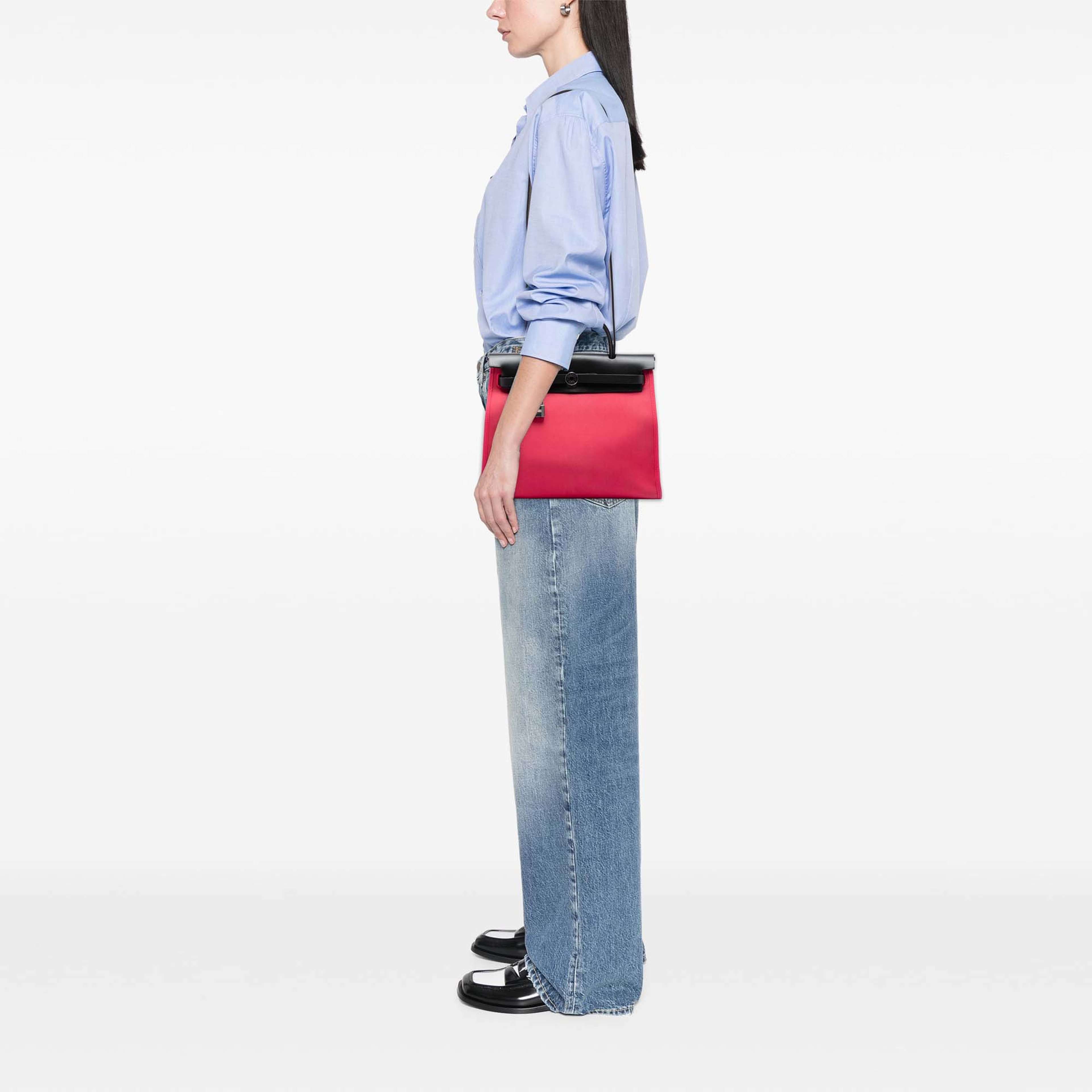 Hermès Toile Herbag Zip 31, från Luxclusif, i färgen rosa. Klicka för att öppna bilden i stort format