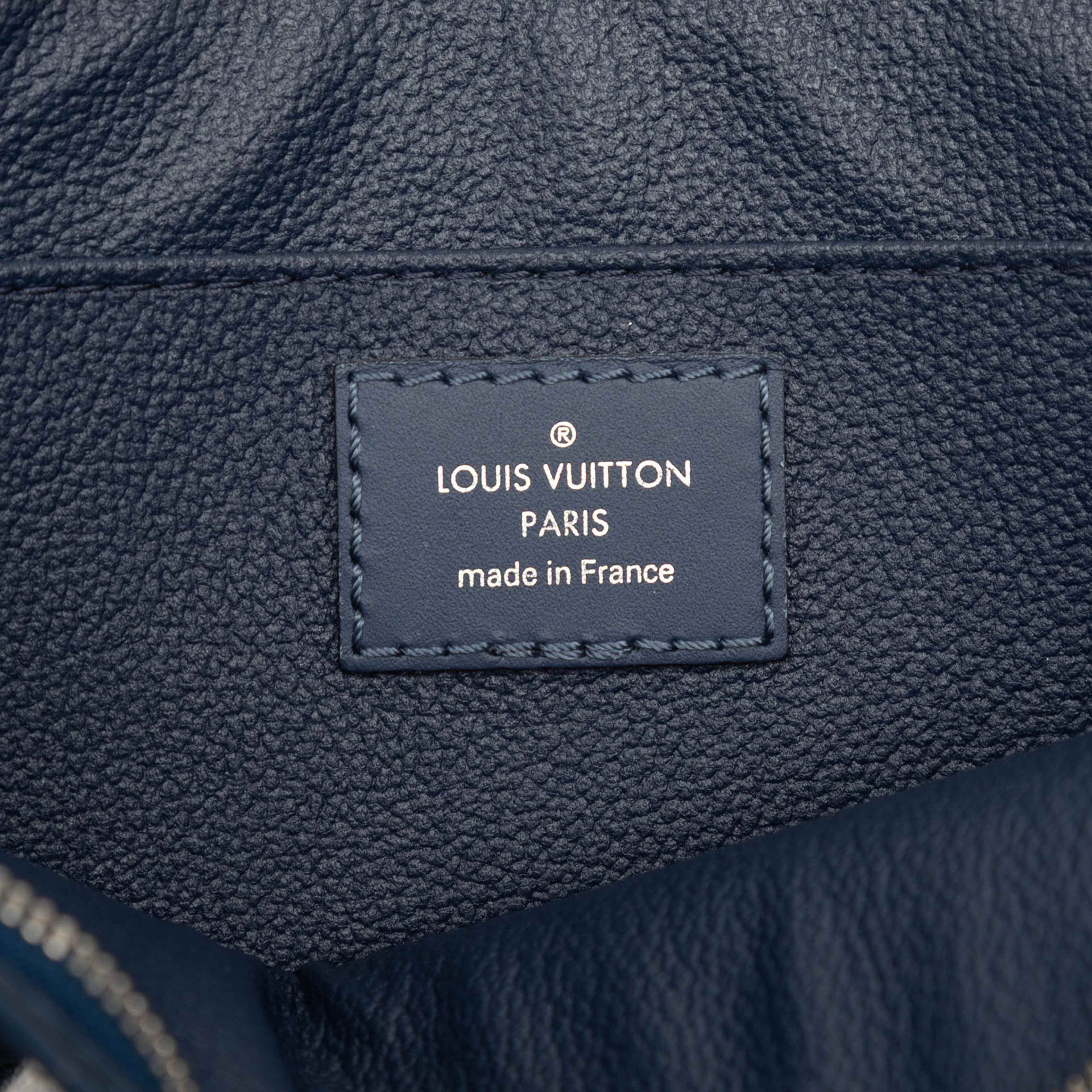 Louis Vuitton Epi Toiletry Pouch 26, från Luxclusif, i färgen blue. Klicka för att öppna bilden i stort format