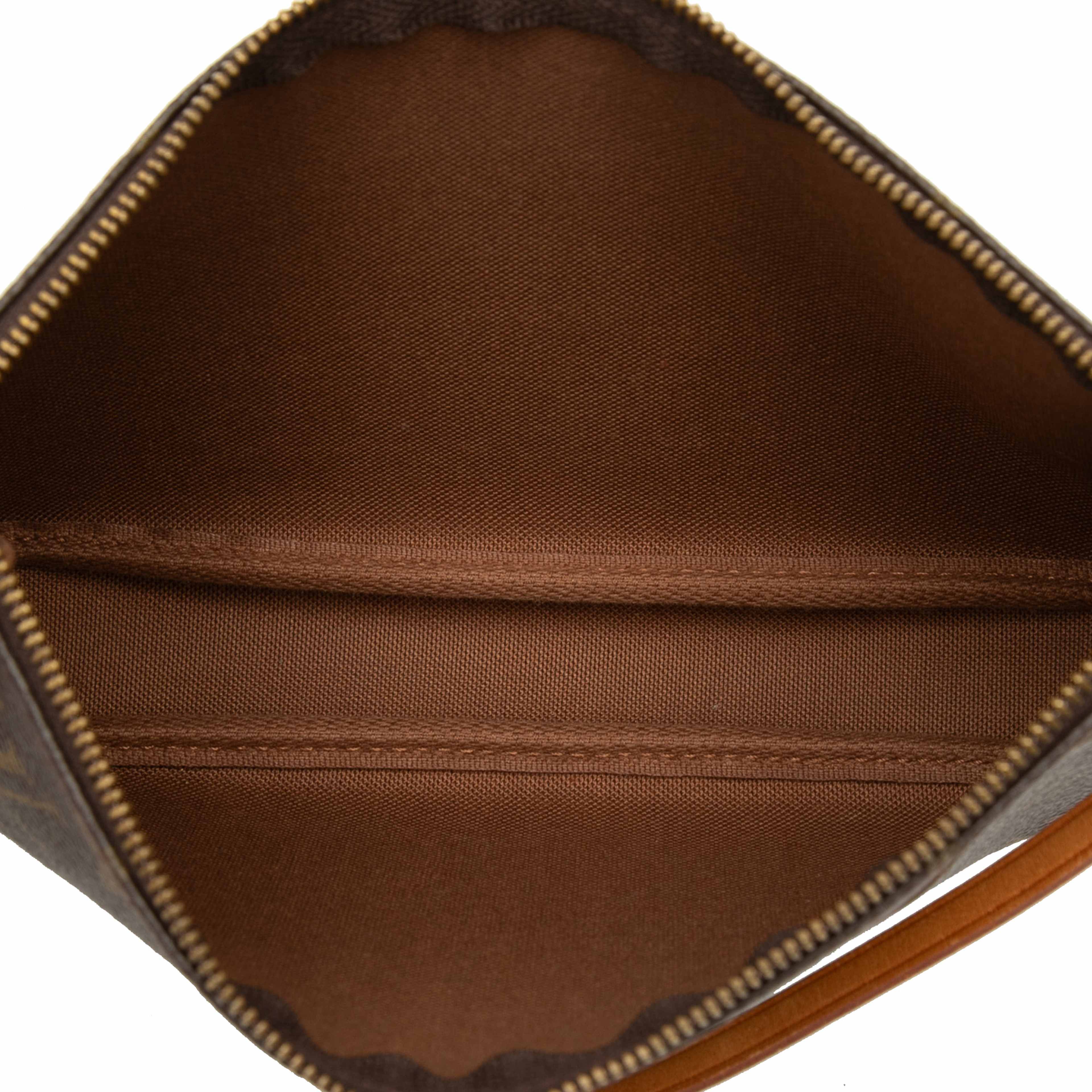 Louis Vuitton Monogram Pochette Accessoires, från Luxclusif, i färgen brun. Klicka för att öppna bilden i stort format