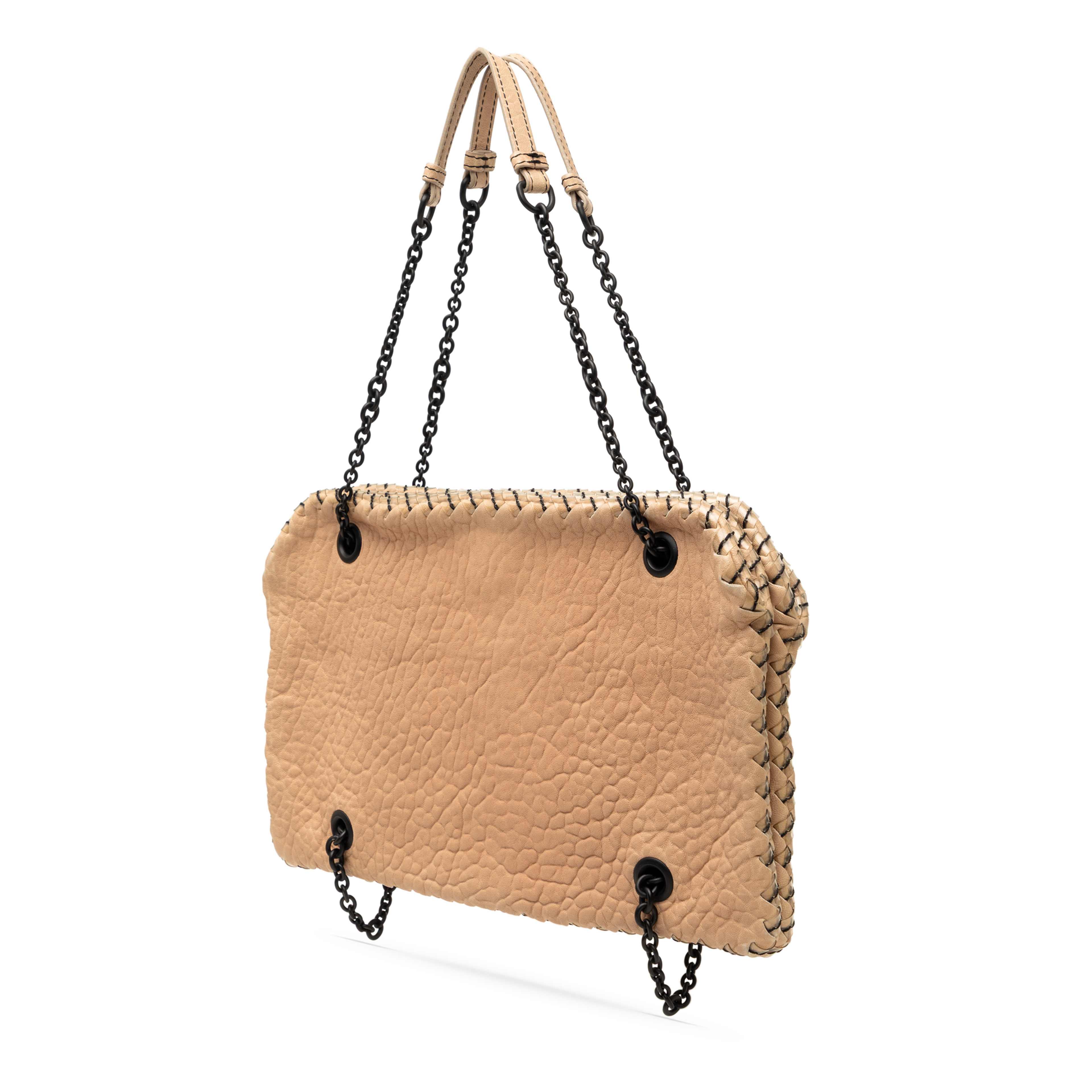Bottega Veneta Textured Leather Whipstitch Duo Shoulder Bag, från Luxclusif, i färgen beige. Klicka för att öppna bilden i stort format