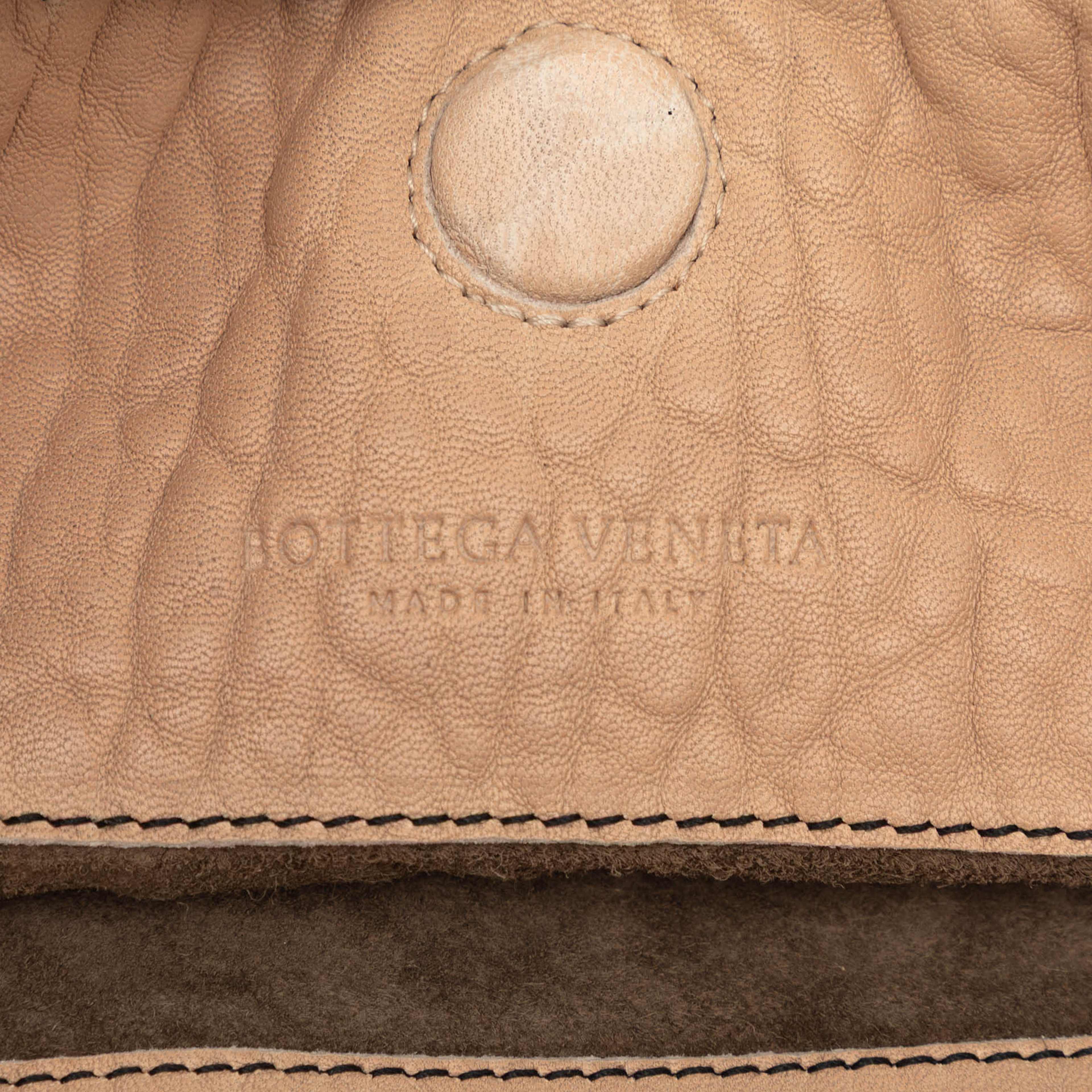 Bottega Veneta Textured Leather Whipstitch Duo Shoulder Bag, från Luxclusif, i färgen beige. Klicka för att öppna bilden i stort format