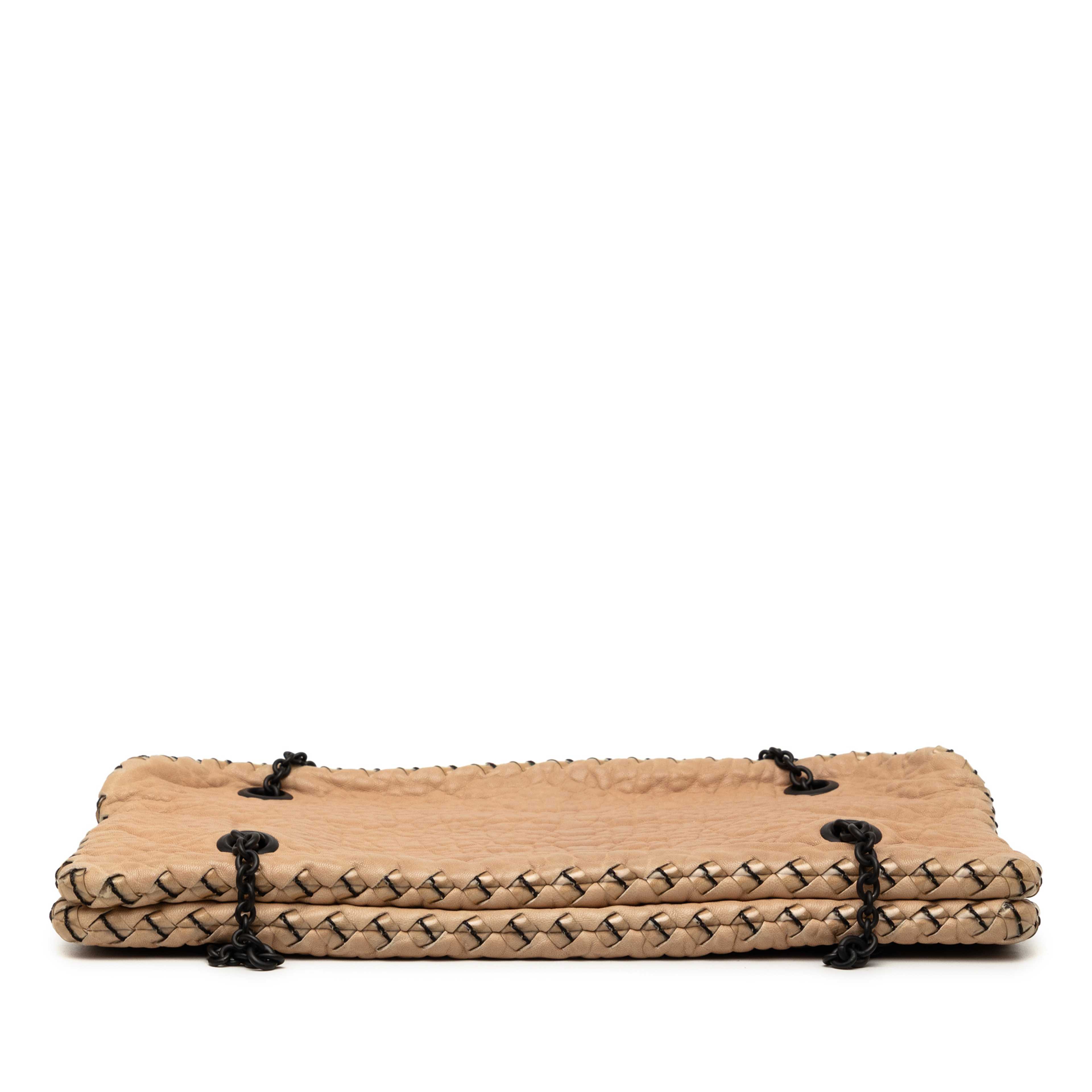 Bottega Veneta Textured Leather Whipstitch Duo Shoulder Bag, från Luxclusif, i färgen beige. Klicka för att öppna bilden i stort format