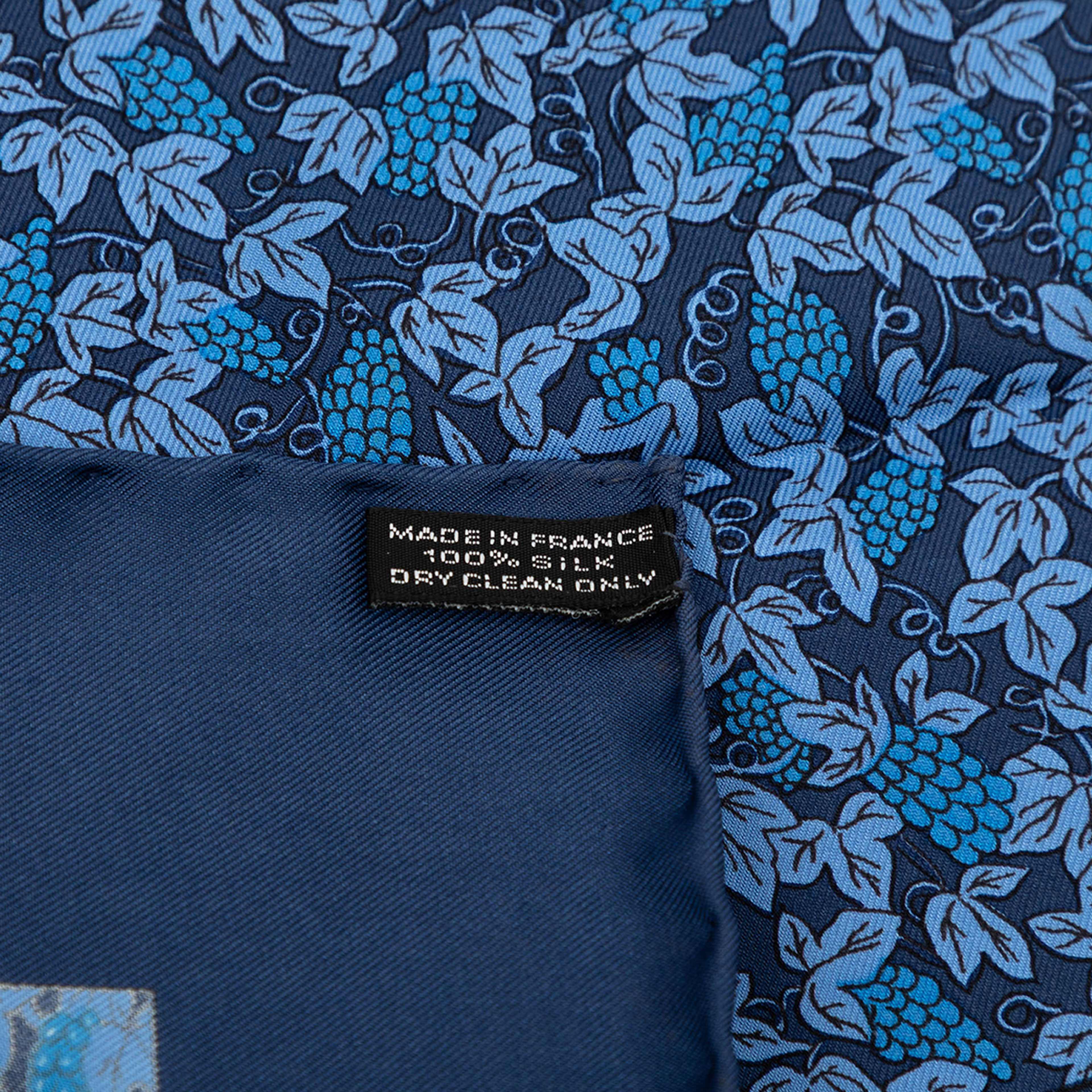 Hermès Grape Vines Silk Pocket Square Scarf, från Luxclusif, i färgen blå. Klicka för att öppna bilden i stort format