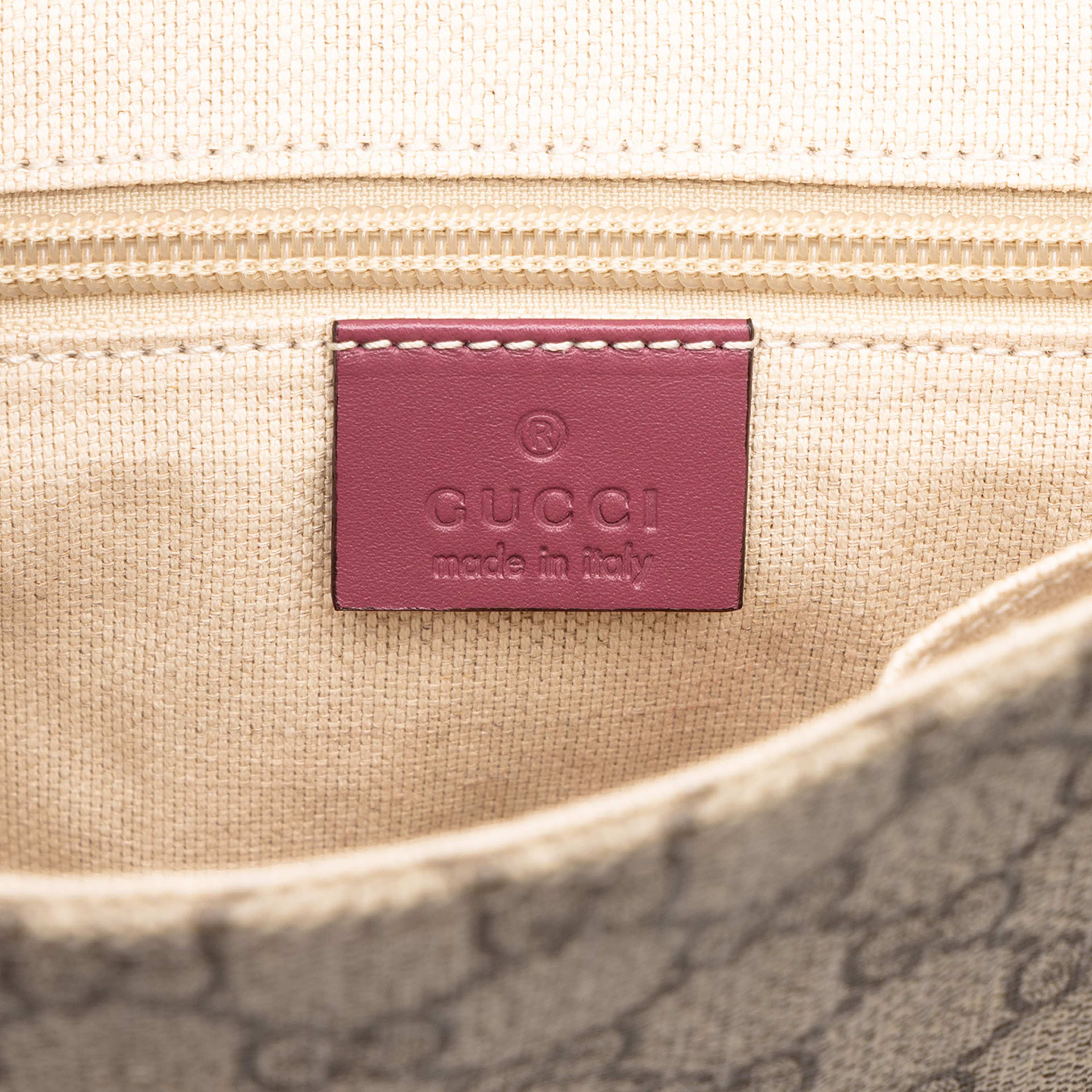 Gucci Gg Supreme Flap Messenger Bag, från Luxclusif, i färgen beige. Klicka för att öppna bilden i stort format