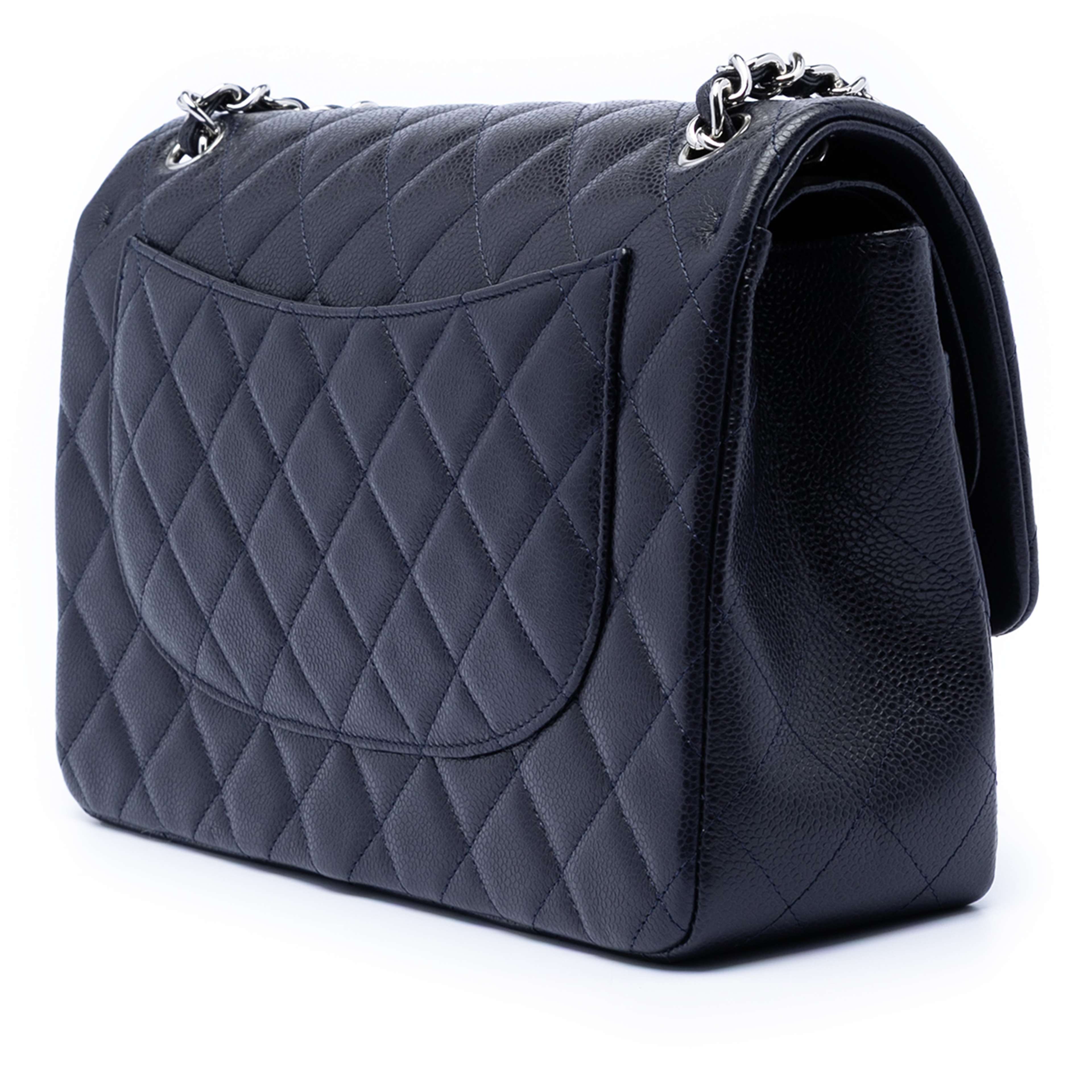 Chanel Jumbo Classic Caviar Double Flap, från Luxclusif, i färgen navy. Klicka för att öppna bilden i stort format