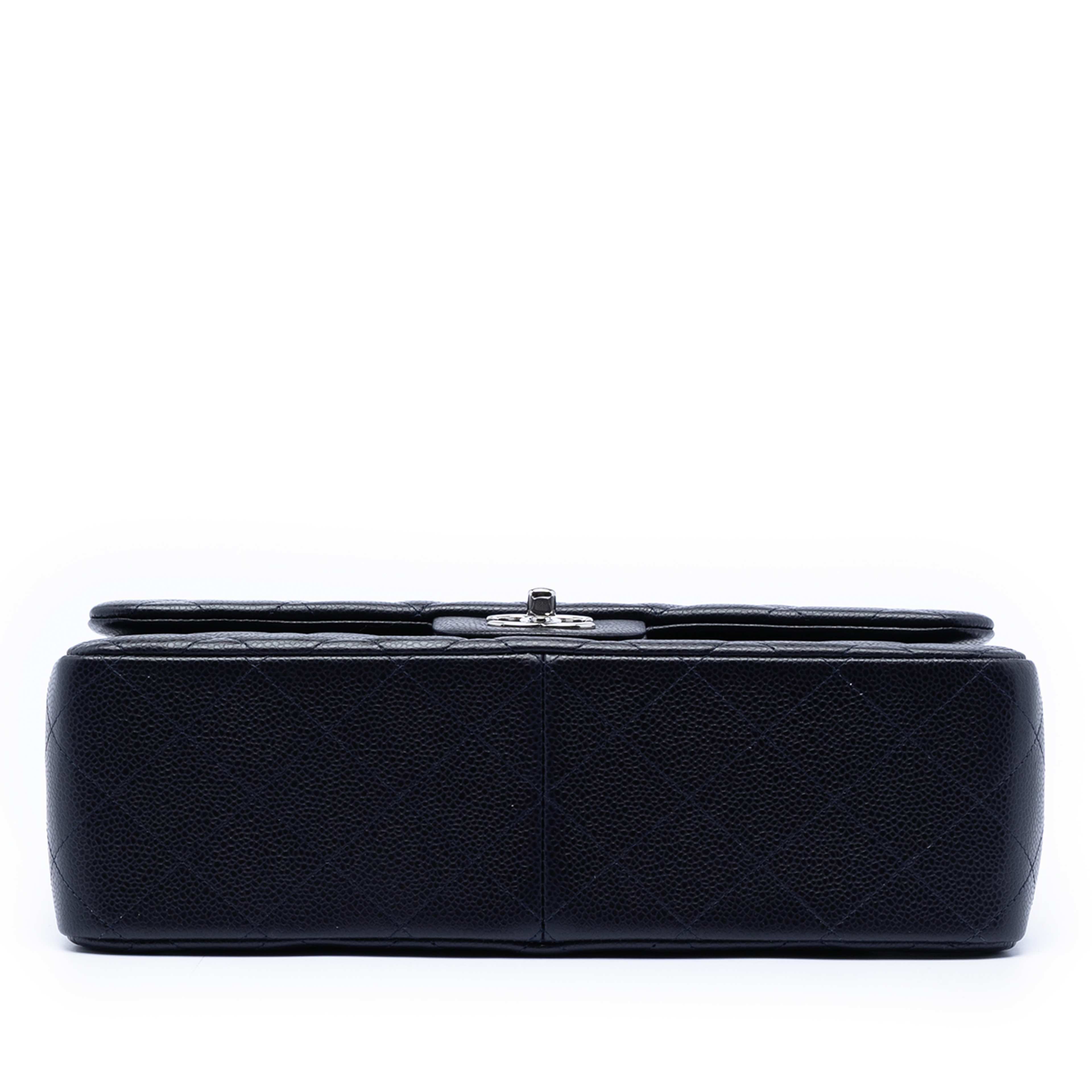Chanel Jumbo Classic Caviar Double Flap, från Luxclusif, i färgen navy. Klicka för att öppna bilden i stort format
