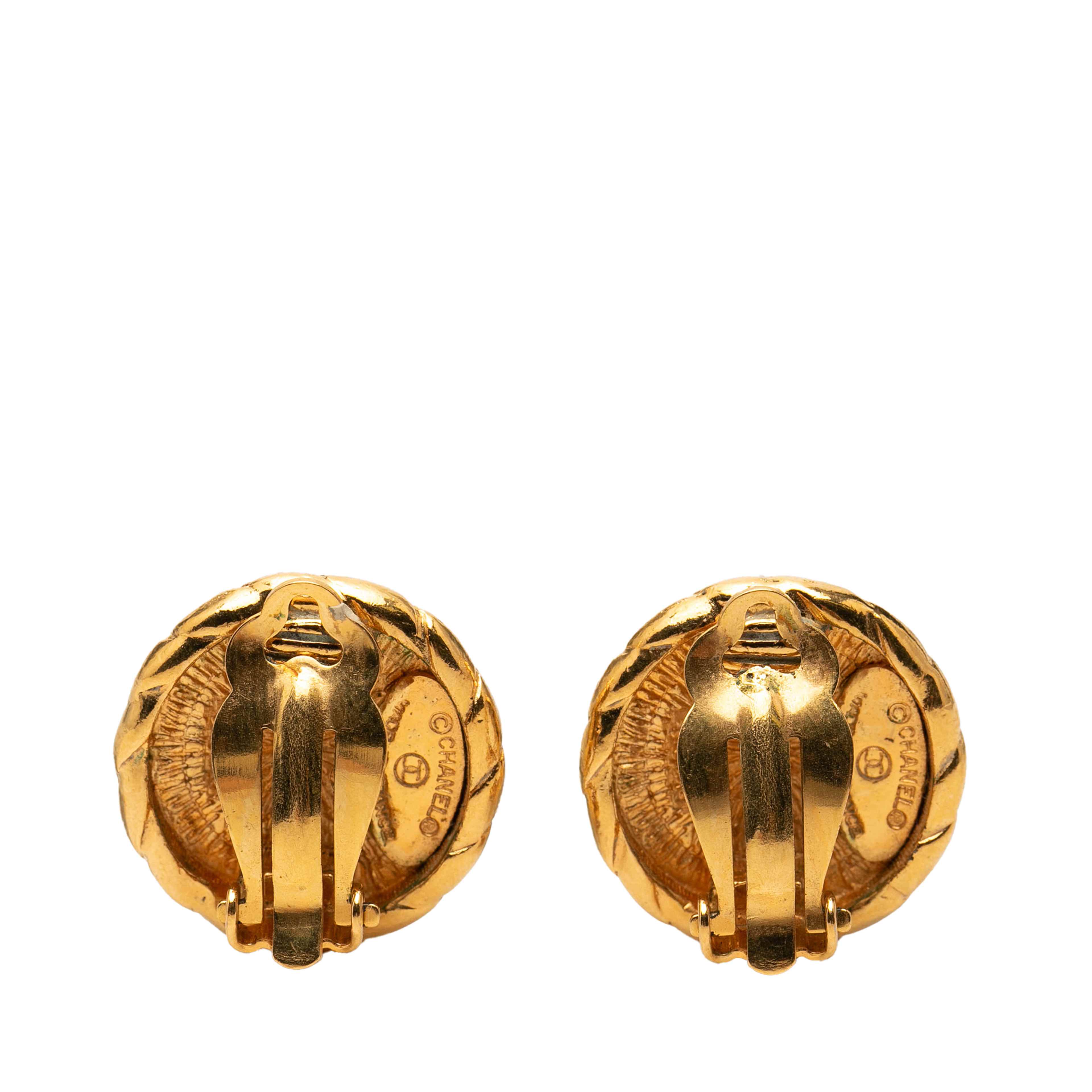 Chanel Cc Gold Plated Round Clip On Earrings, från Luxclusif, i färgen gold. Klicka för att öppna bilden i stort format