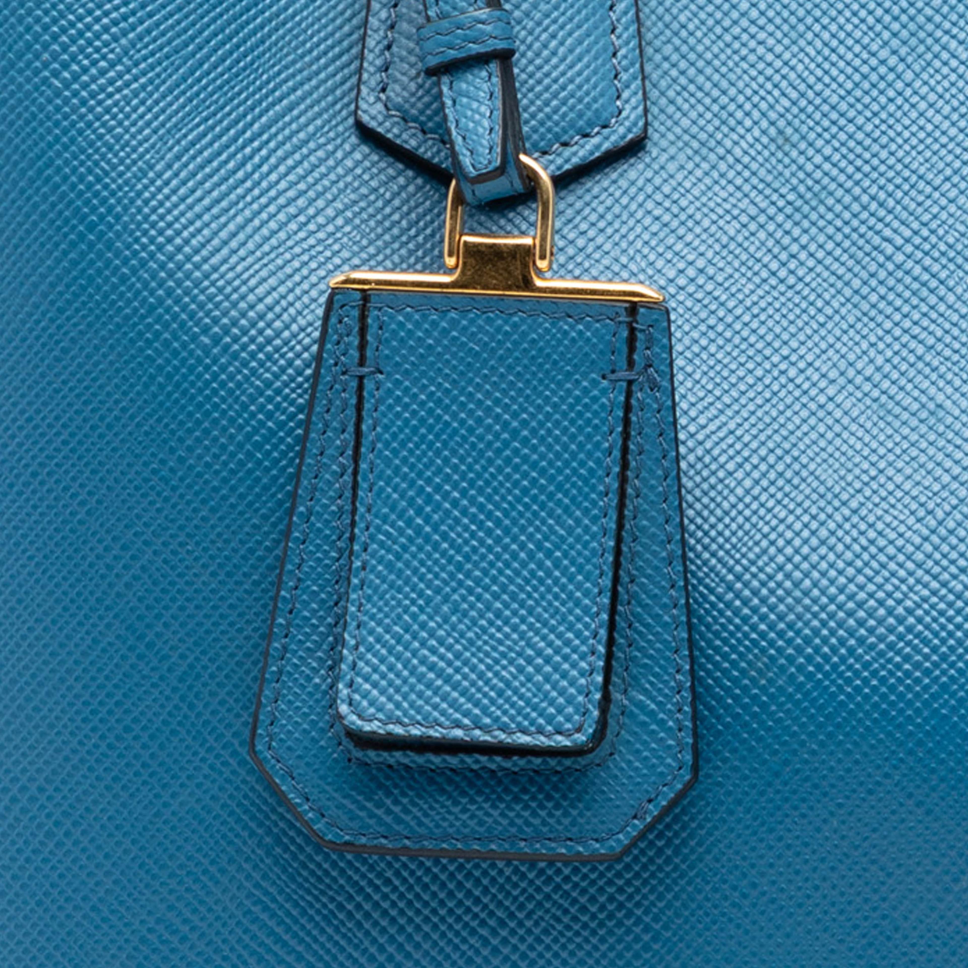 Prada Large Saffiano Cuir Double Satchel, från Luxclusif, i färgen blå. Klicka för att öppna bilden i stort format