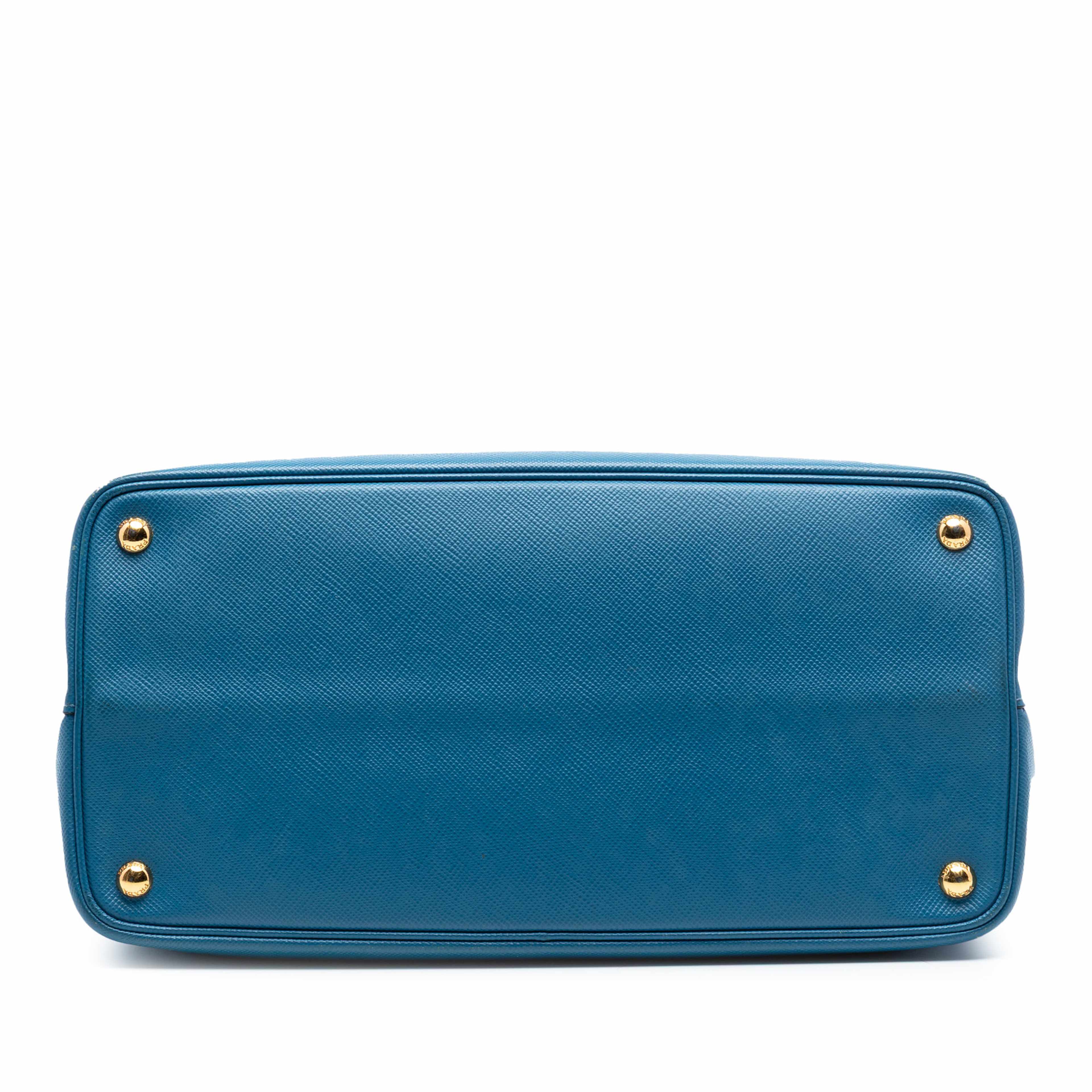 Prada Large Saffiano Cuir Double Satchel, från Luxclusif, i färgen blå. Klicka för att öppna bilden i stort format