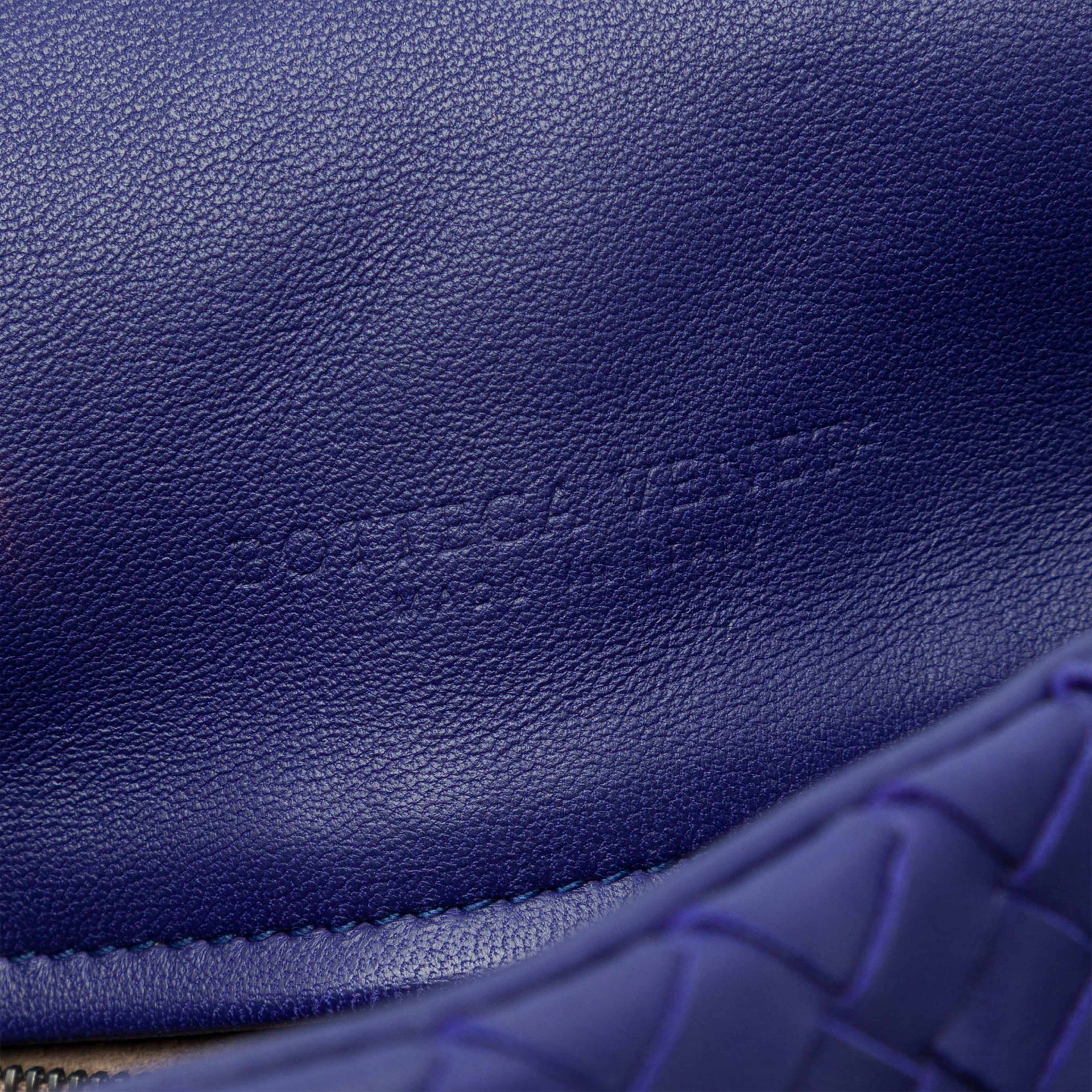 Bottega Veneta Nappa Intrecciato Flap Crossbody, från Luxclusif, i färgen blå. Klicka för att öppna bilden i stort format