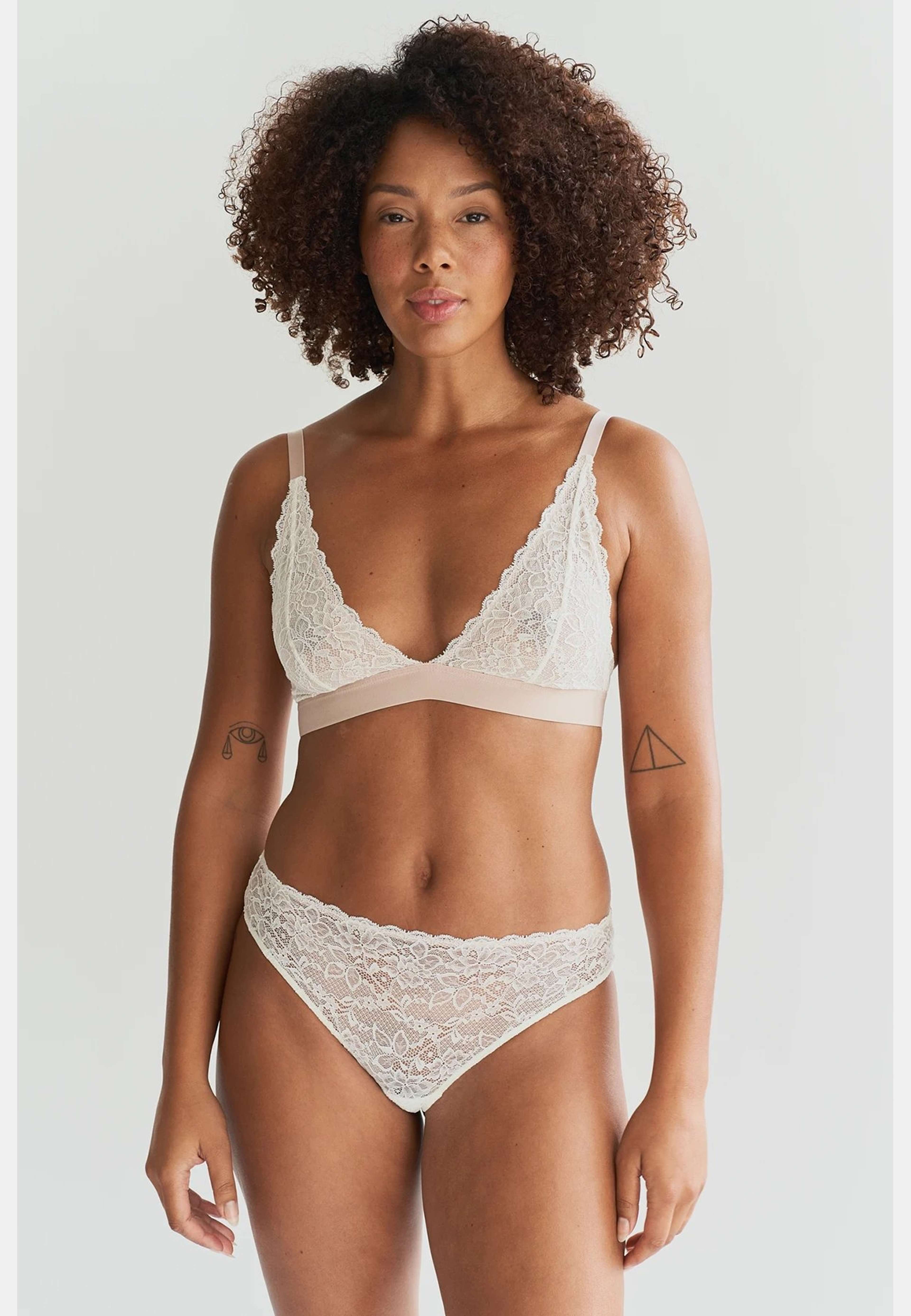Cleo Bralette - Ivory, från FEMIQUE, i färgen ivory. Klicka för att öppna bilden i stort format