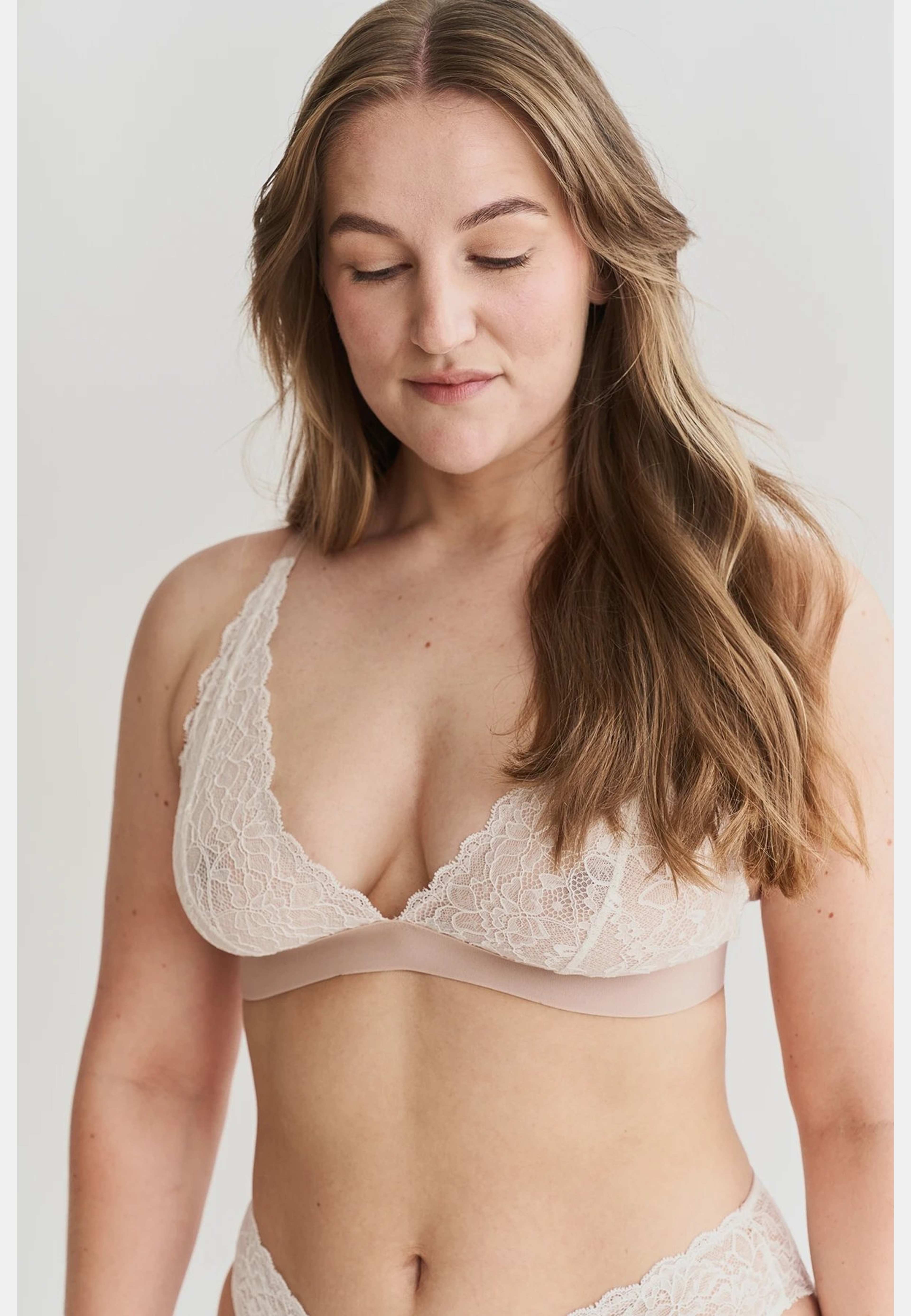 Cleo Bralette - Ivory, från FEMIQUE, i färgen ivory. Klicka för att öppna bilden i stort format