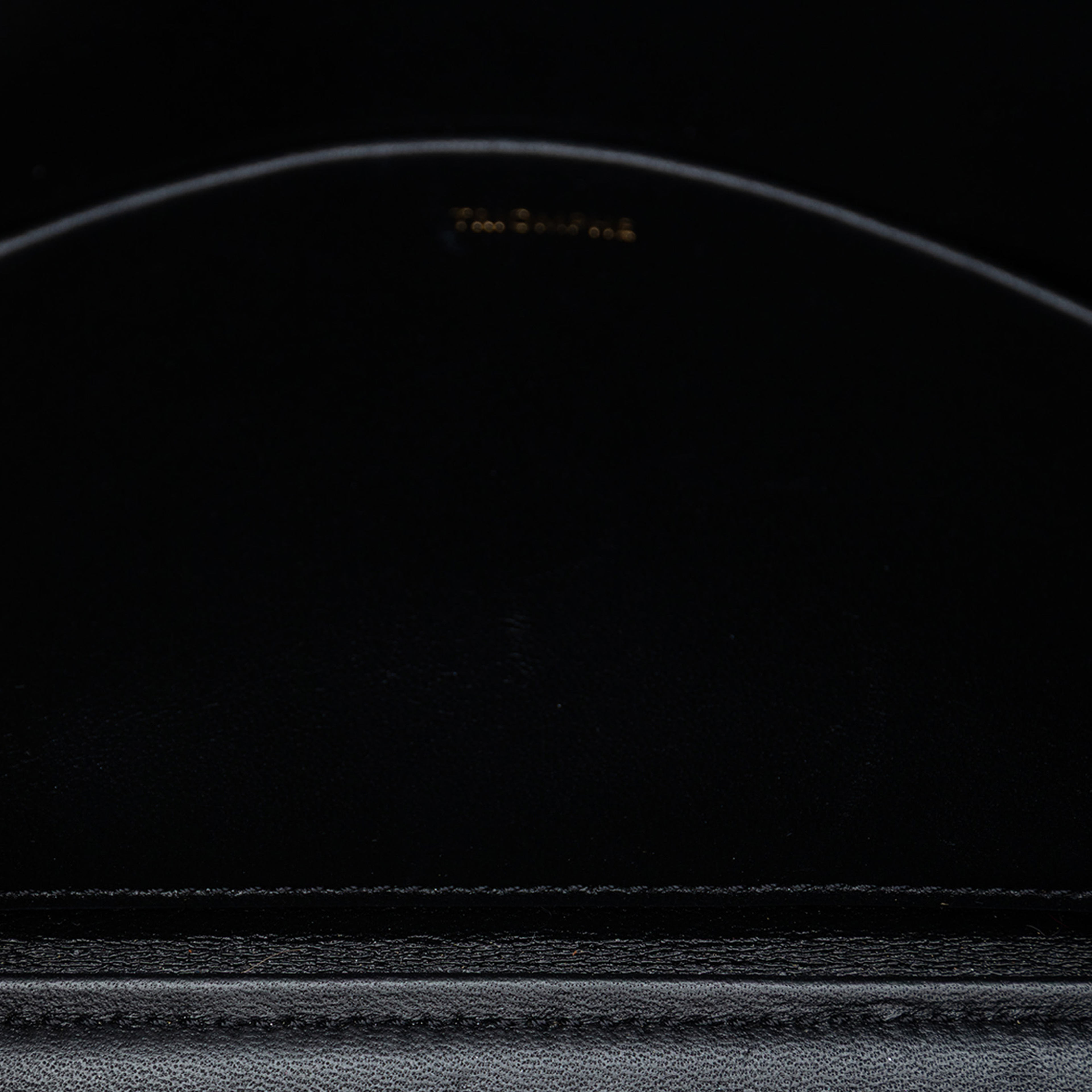 Celine Shiny Calfskin Claude Shoulder Bag, från Luxclusif, i färgen black. Klicka för att öppna bilden i stort format