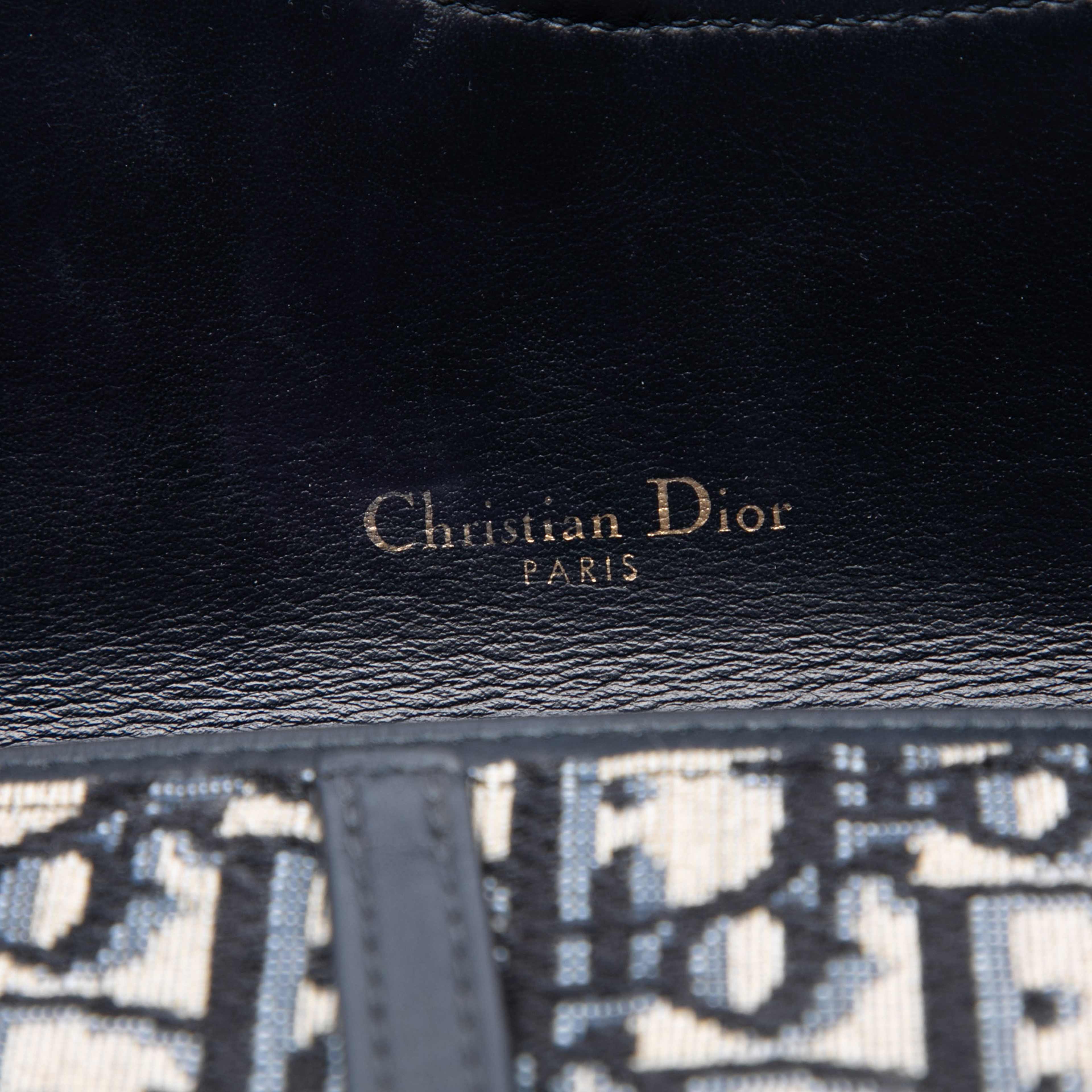 Dior Oblique Canvas Saddle Wallet On Chain, från Luxclusif, i färgen navy. Klicka för att öppna bilden i stort format