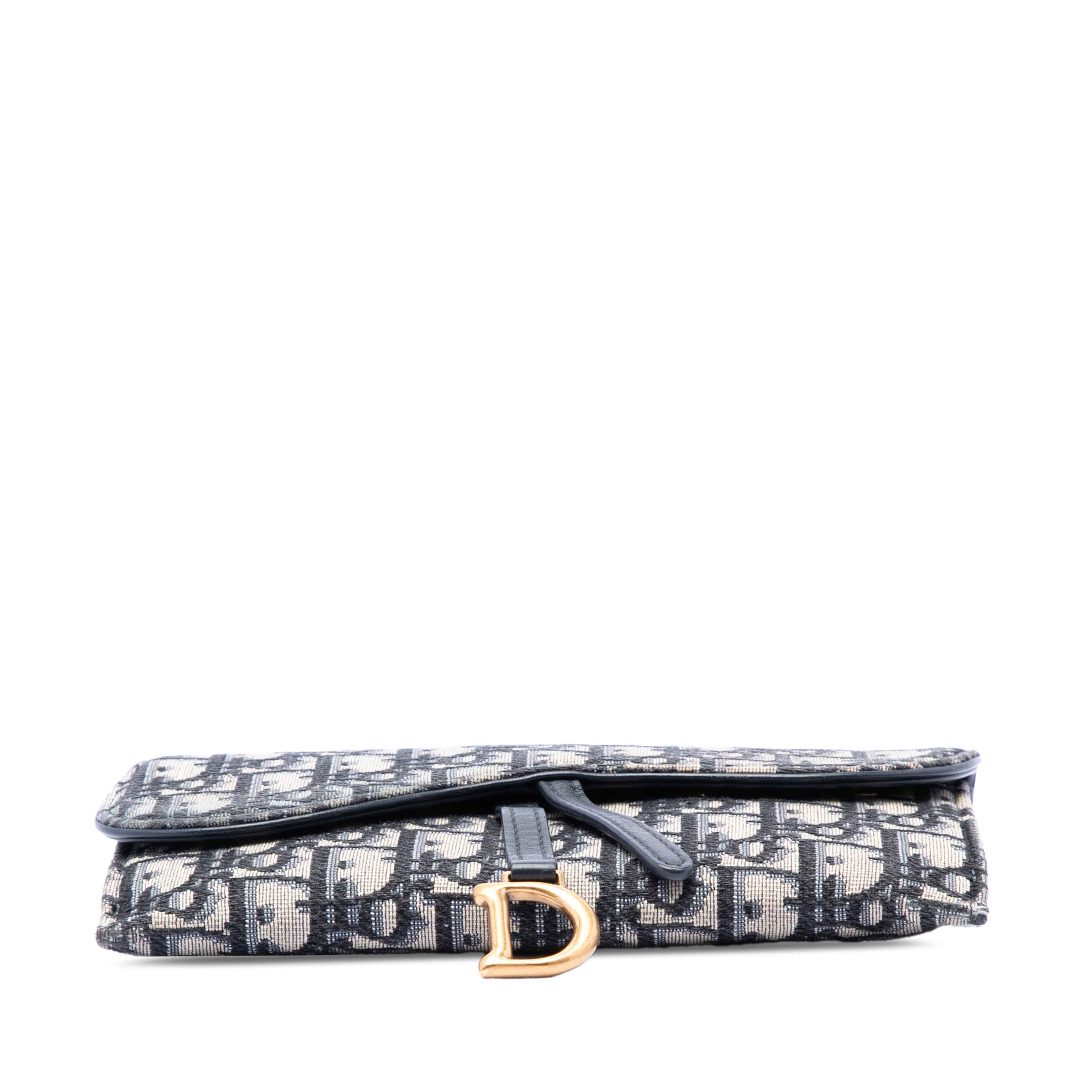 Dior Oblique Canvas Saddle Wallet On Chain, från Luxclusif, i färgen navy. Klicka för att öppna bilden i stort format