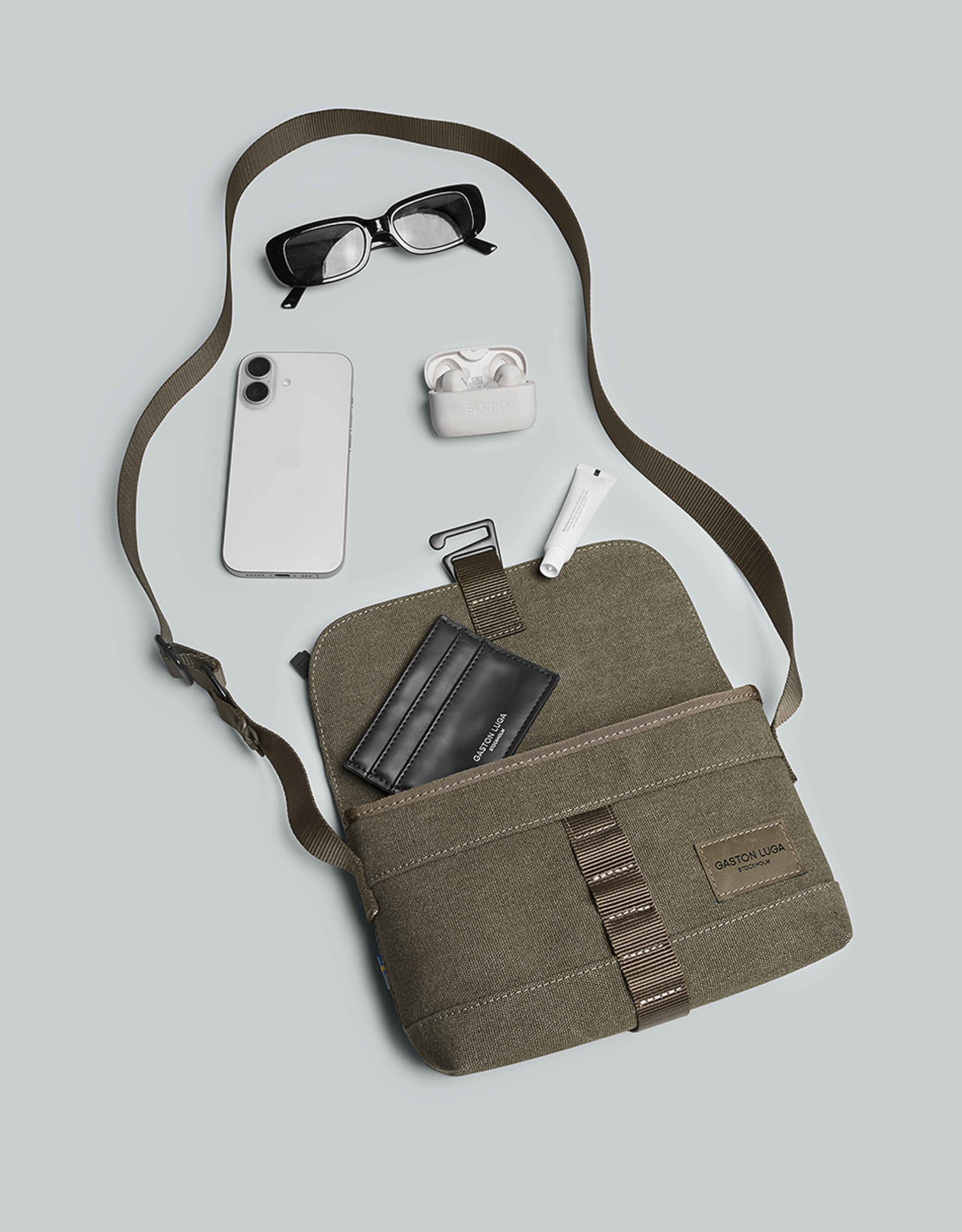 Spläsh Crossbody, från Gaston Luga, i färgen weave fern green. Klicka för att öppna bilden i stort format