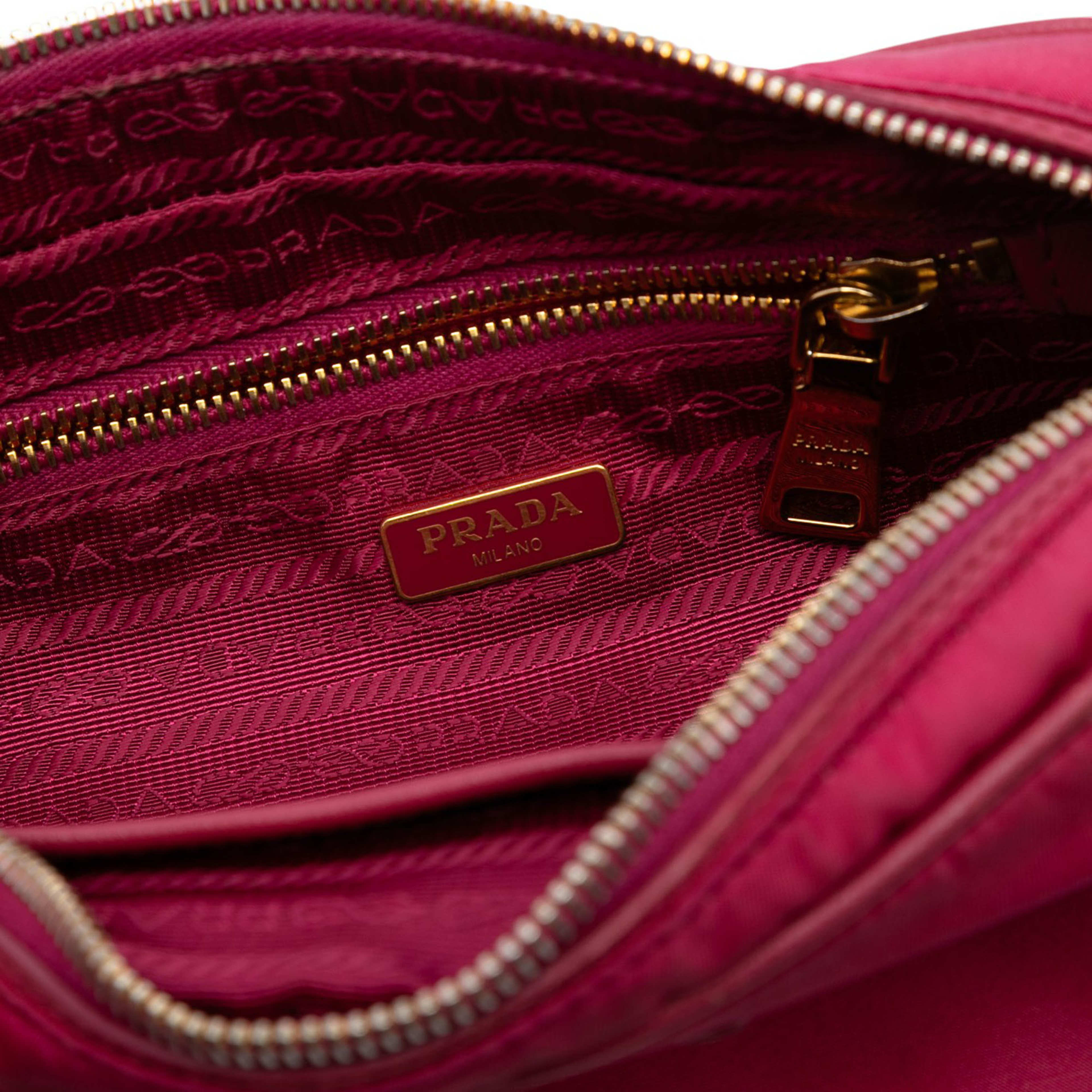 Prada Tessuto Crossbody, från Luxclusif, i färgen dark pink. Klicka för att öppna bilden i stort format