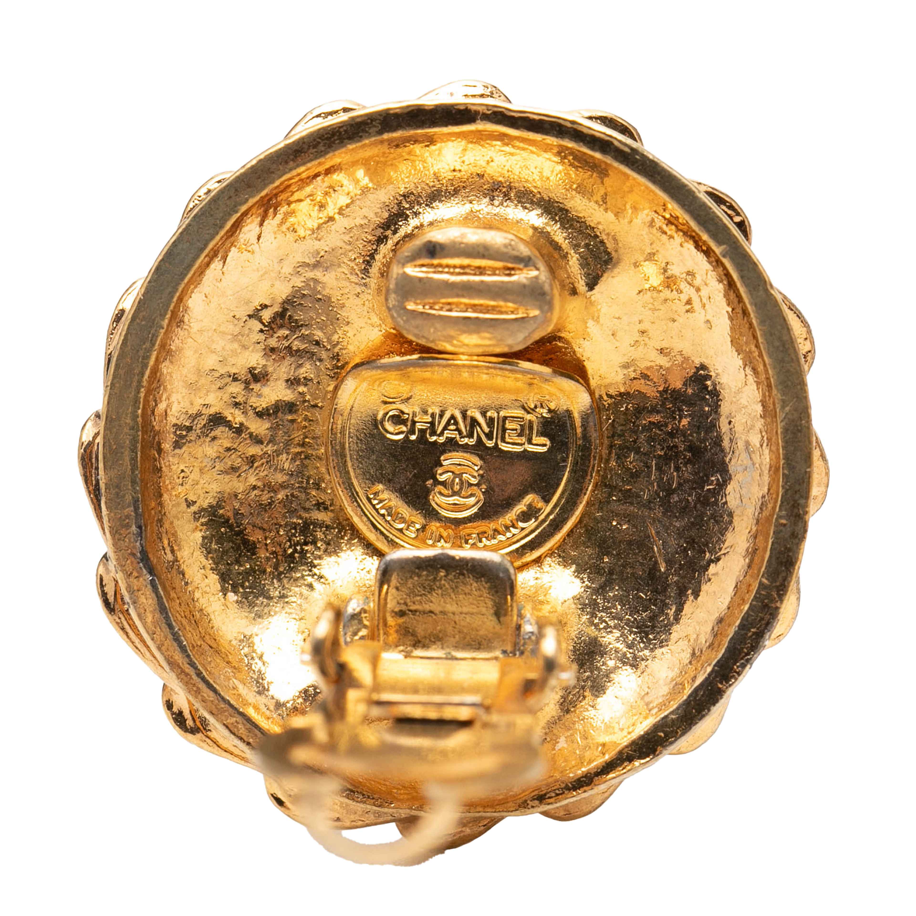 Chanel Gold Plated Mademoiselle Clip On Earrings, från Luxclusif, i färgen guld. Klicka för att öppna bilden i stort format