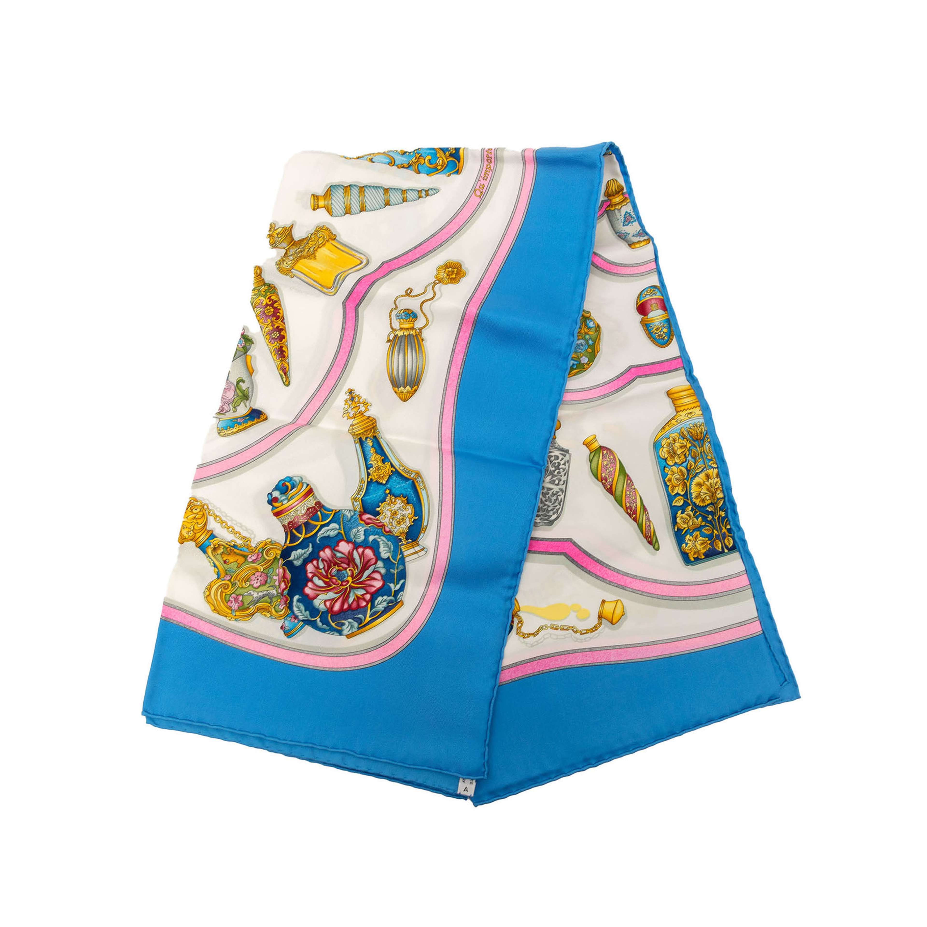 Hermès Qu Importe Le Flacon Silk Scarf 90, från Luxclusif, i färgen white. Klicka för att öppna bilden i stort format