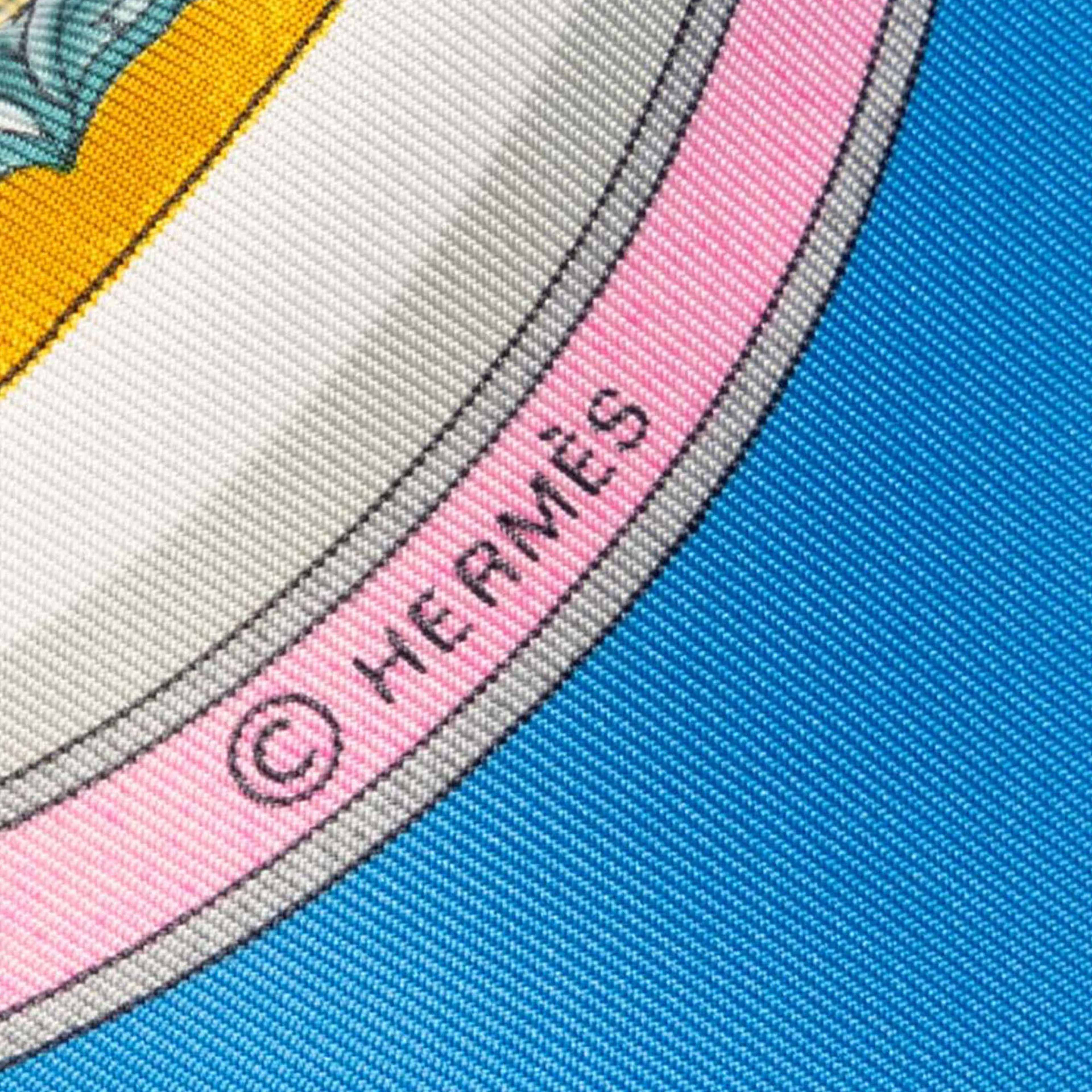 Hermès Qu Importe Le Flacon Silk Scarf 90, från Luxclusif, i färgen white. Klicka för att öppna bilden i stort format