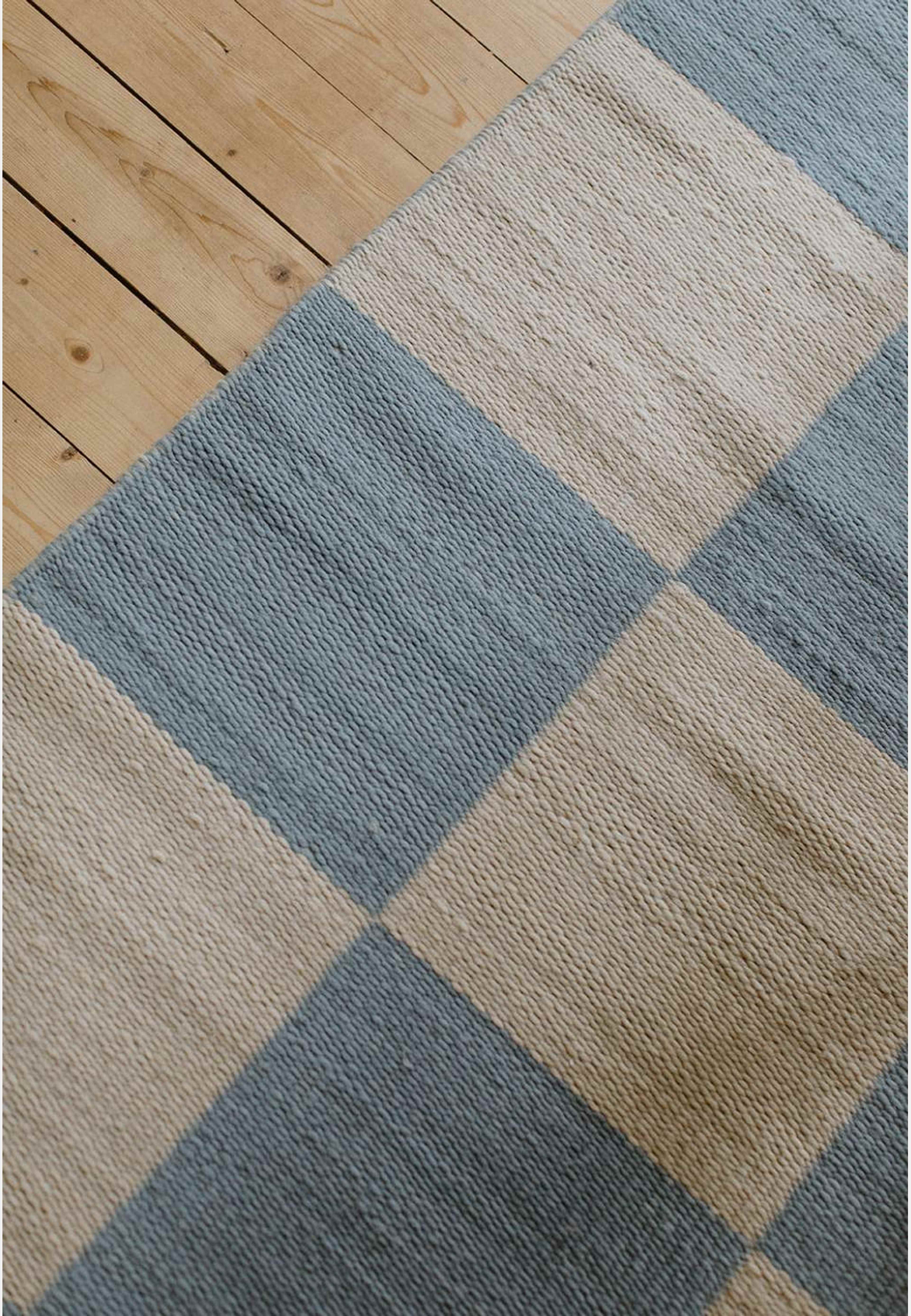 Chess Ullmatta Cornflower Blue 200x300 cm, från Layered, i färgen blå. Klicka för att öppna bilden i stort format