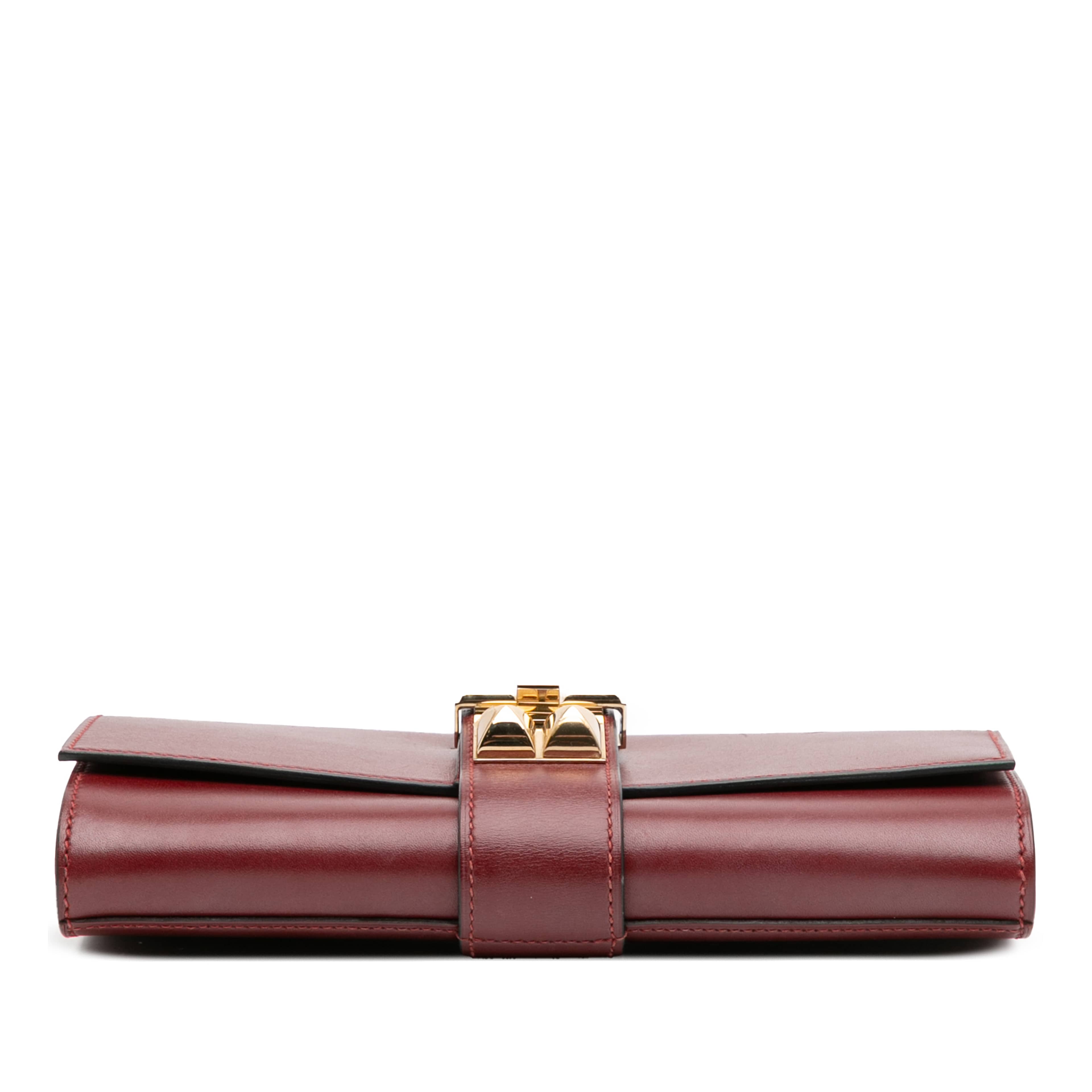 Hermès Swift Medor Clutch 23, från Luxclusif, i färgen bordeaux. Klicka för att öppna bilden i stort format