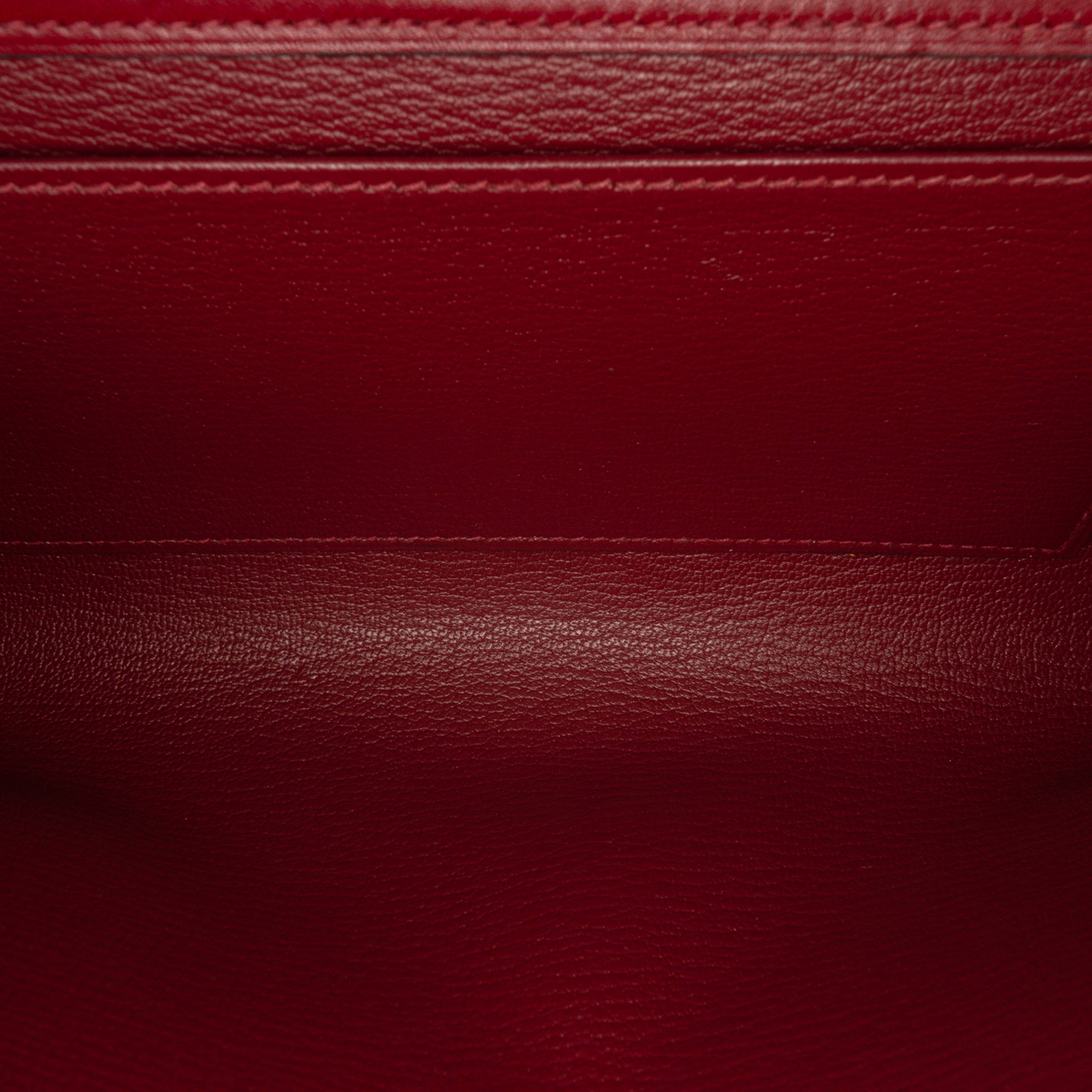Hermès Swift Medor Clutch 23, från Luxclusif, i färgen bordeaux. Klicka för att öppna bilden i stort format