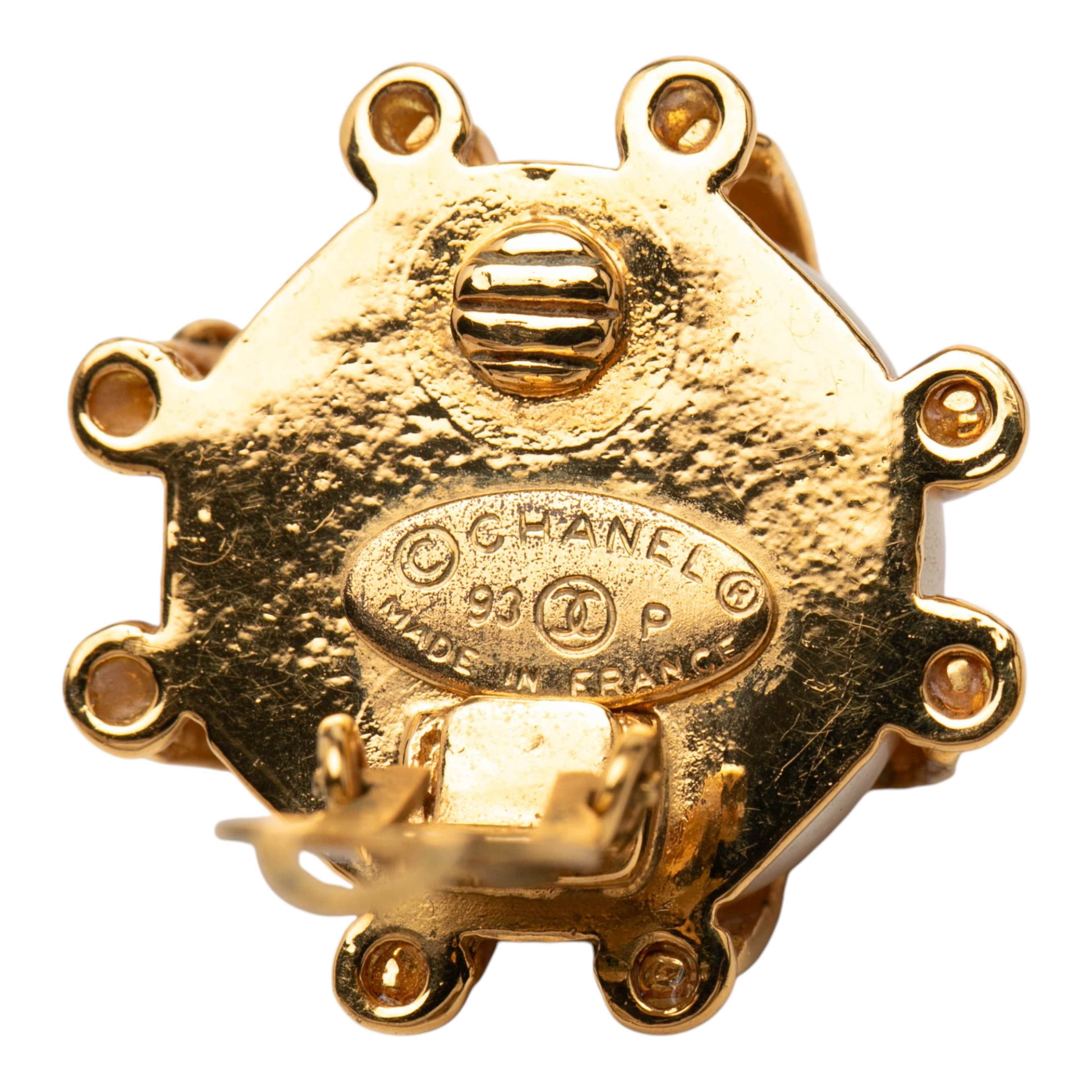 Chanel Cc Gold Plated Caged Faux Pearl Clip On Earrings, från Luxclusif, i färgen gold. Klicka för att öppna bilden i stort format