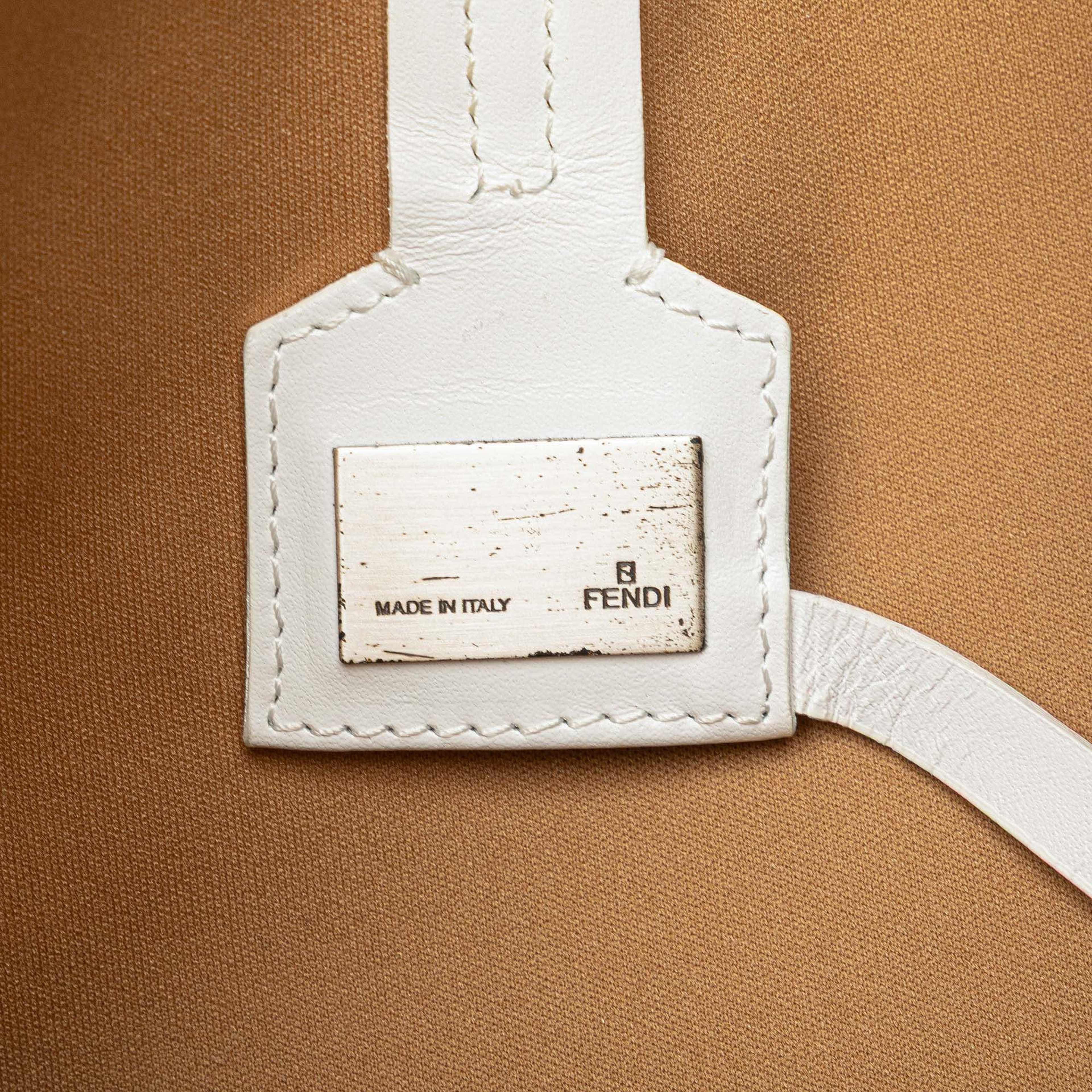 Fendi Zucchino Canvas Tote, från Luxclusif, i färgen beige. Klicka för att öppna bilden i stort format