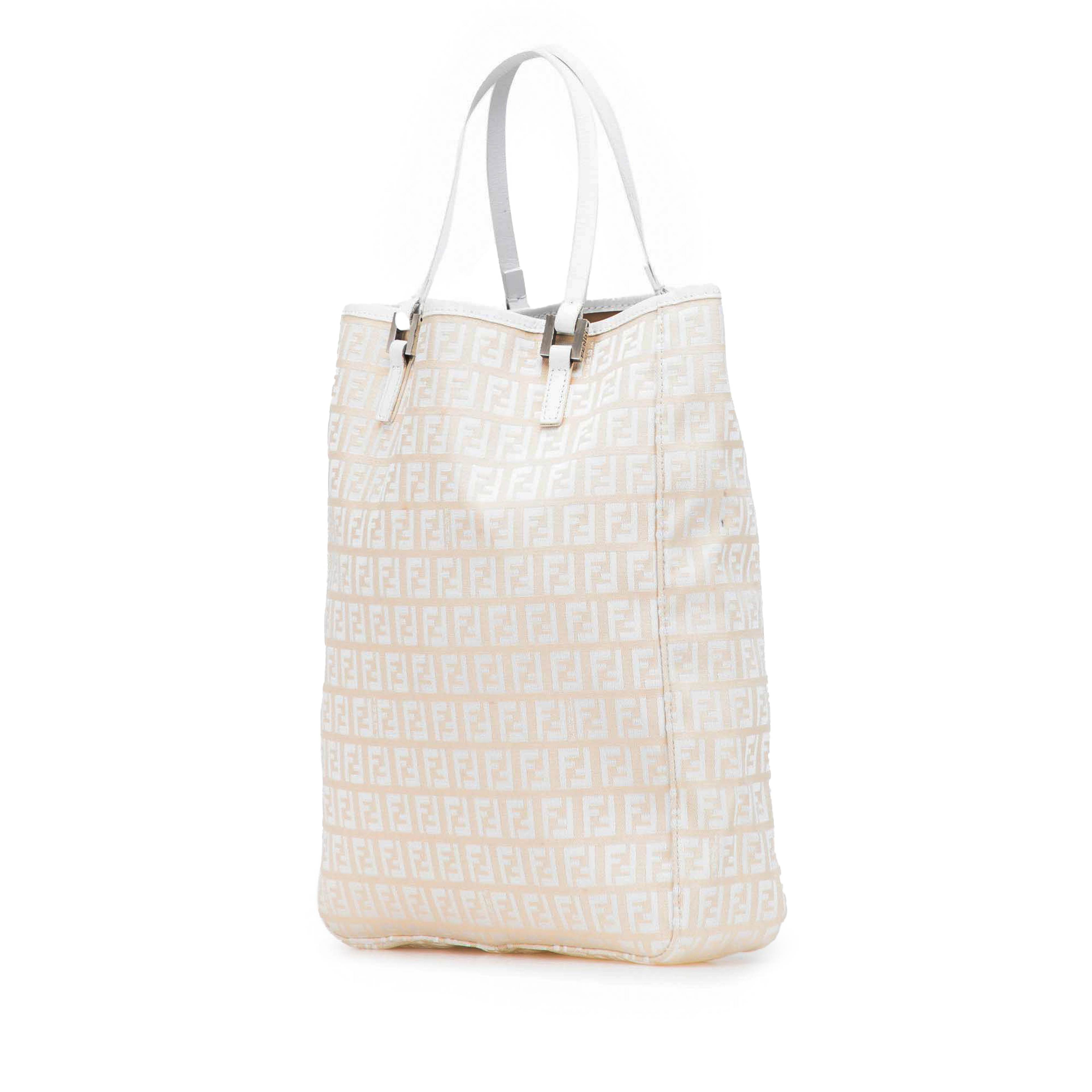 Fendi Zucchino Canvas Tote, från Luxclusif, i färgen vit. Klicka för att öppna bilden i stort format